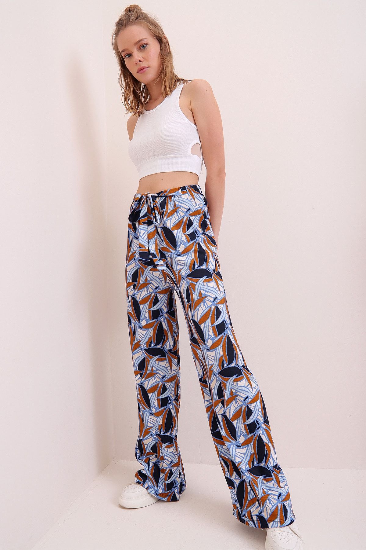 Trend Alaçatı Stili Kadın Lacivert Desenli Rahat Kesim Pantolon