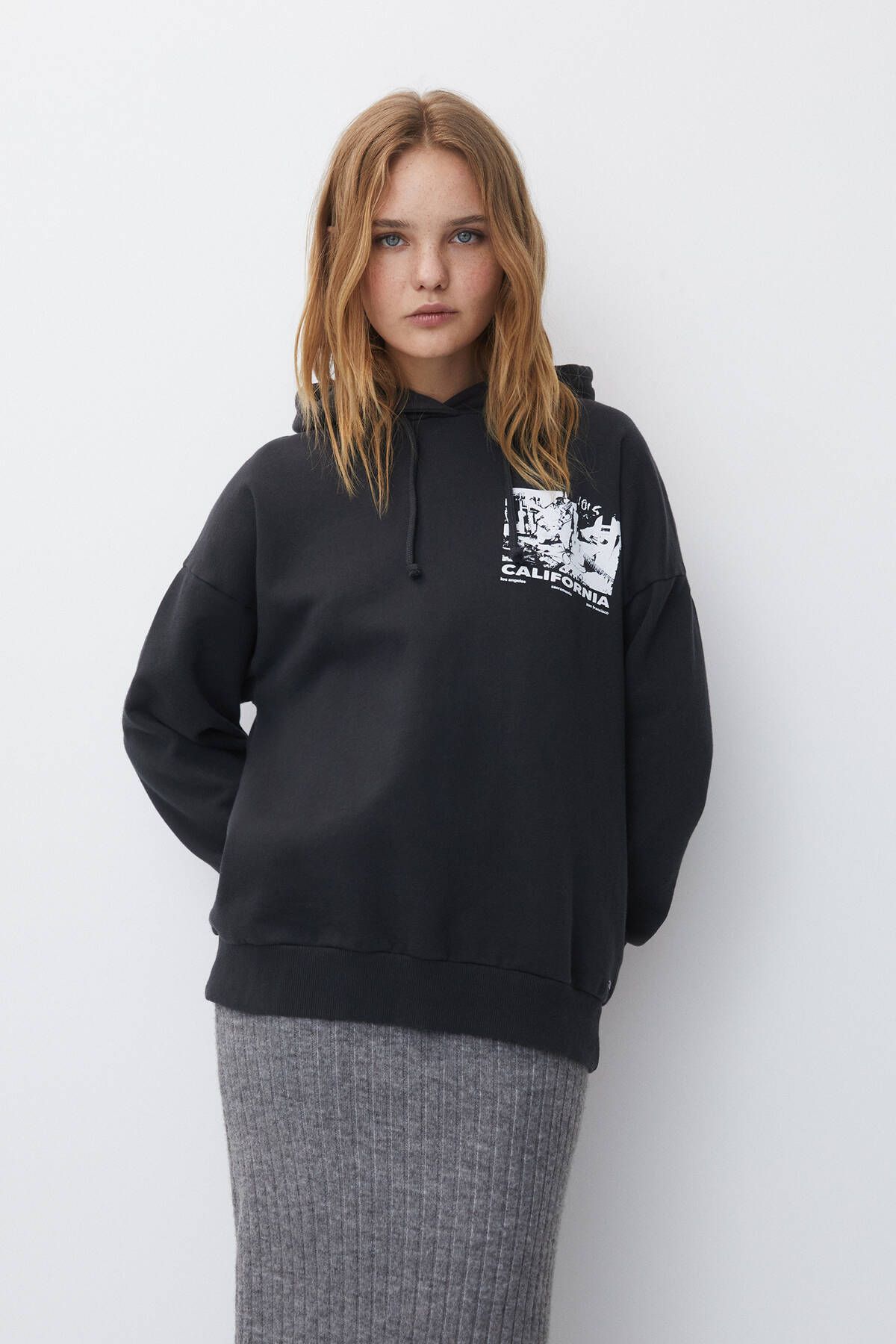 Pull & Bear Arkası grafik baskılı ve kapüşonlu sweatshirt