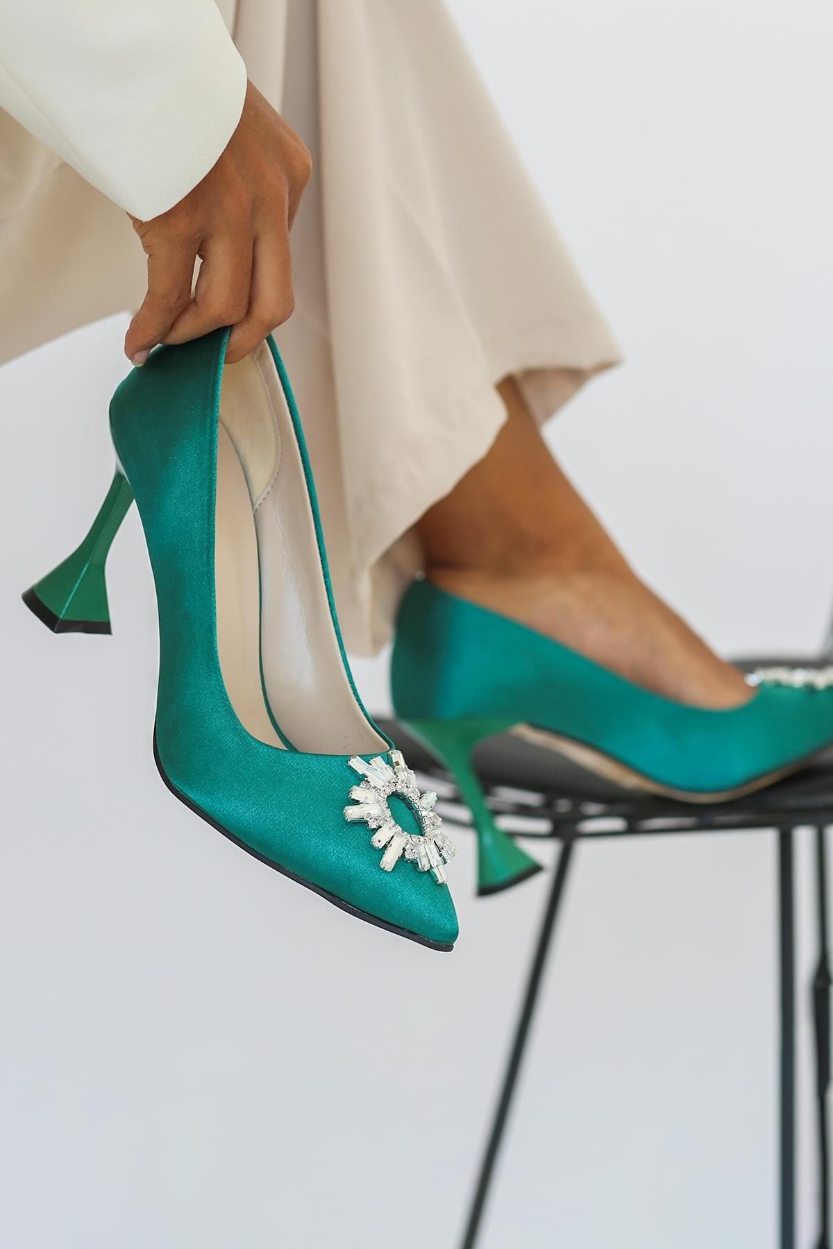 Stil Durağı Elsa 8 Cm Topuklu Taş Detayli Stiletto Topuklu Ayakkabı Yesl.saten