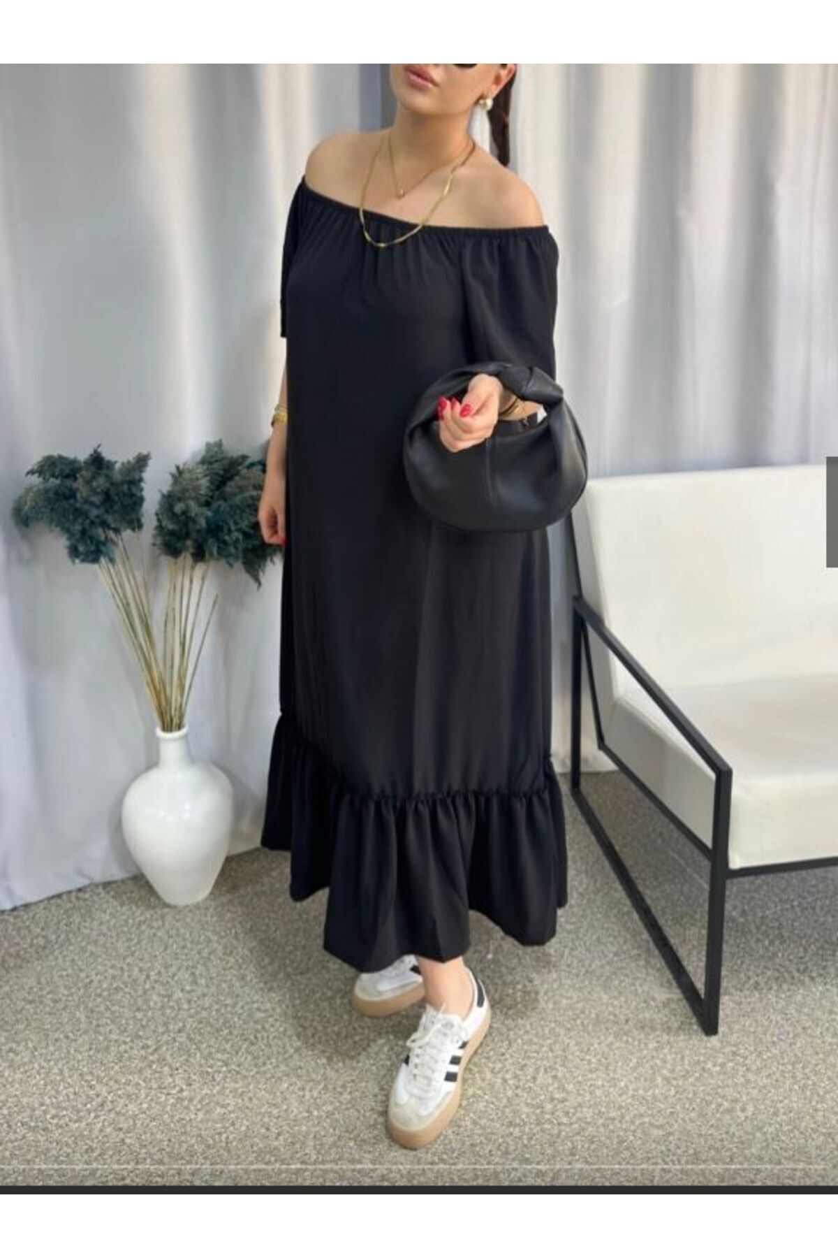 leilas Büyük Beden Siyah Renk Madonna Yaka Etek Ucu Fırfırlı  Airobin Kumaş Dökümlü Elbise
