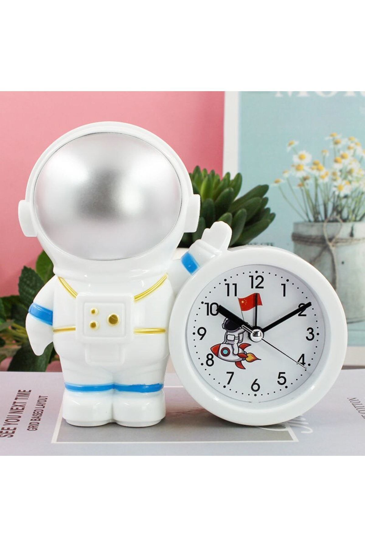 Hediye Sahibi Dekoratif Astronot Tasarımlı Masa Saati