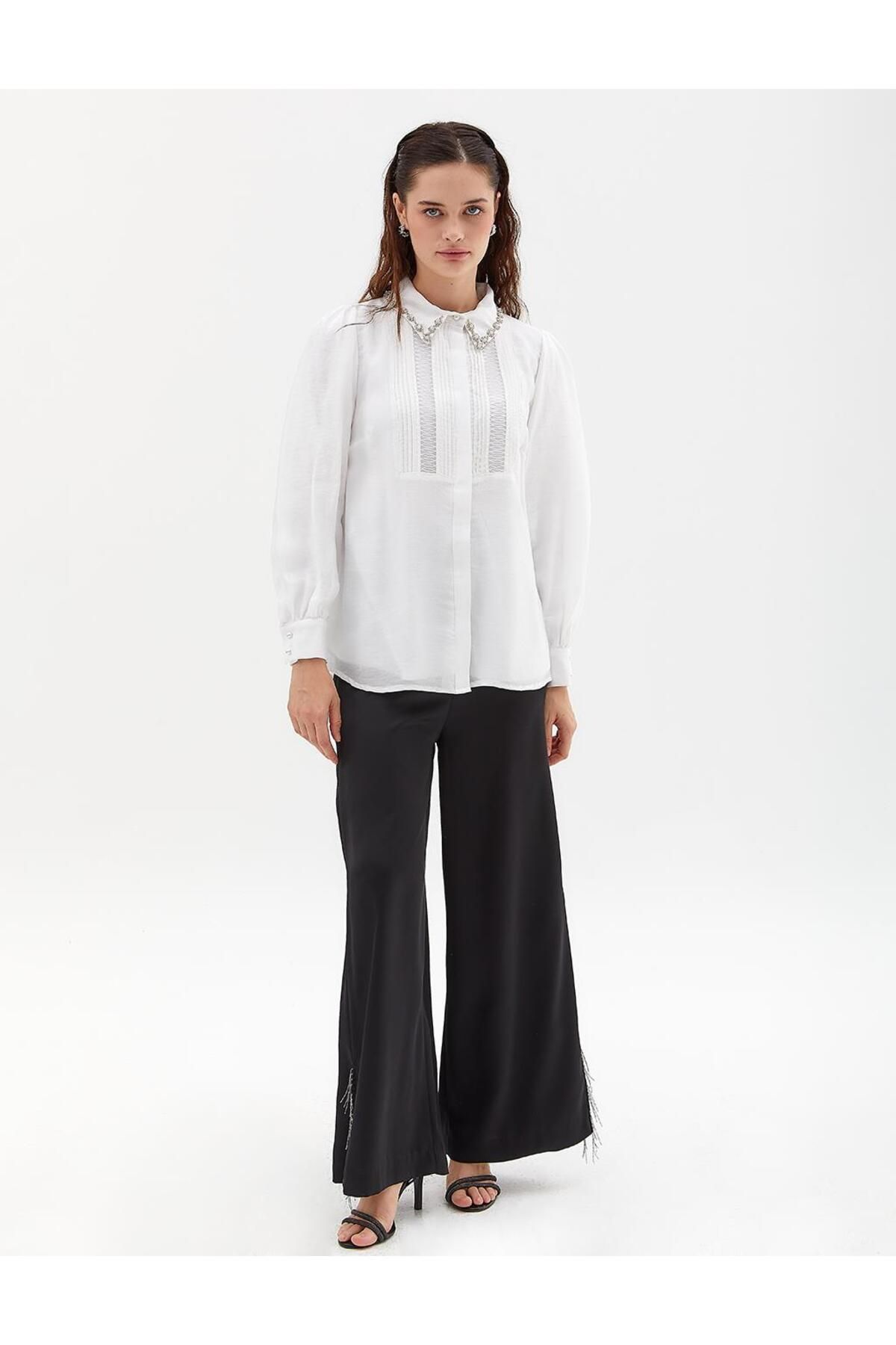 Kayra Boncuk İşkemeli Dikiş Detaylı Bluz Optik Beyaz