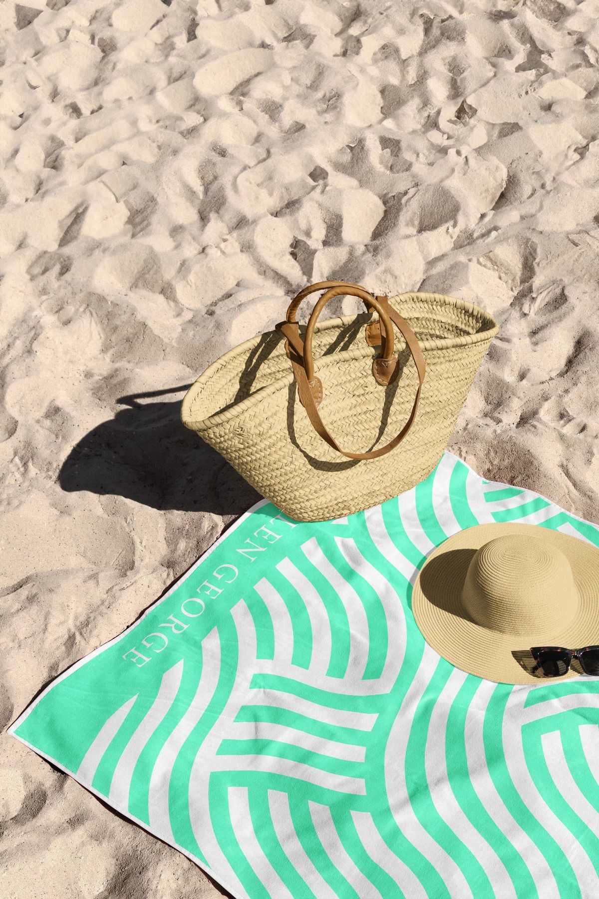 Helen George Mint Yeşil Beyaz Geometrik Desenli Oversıze Plaj Havlusu