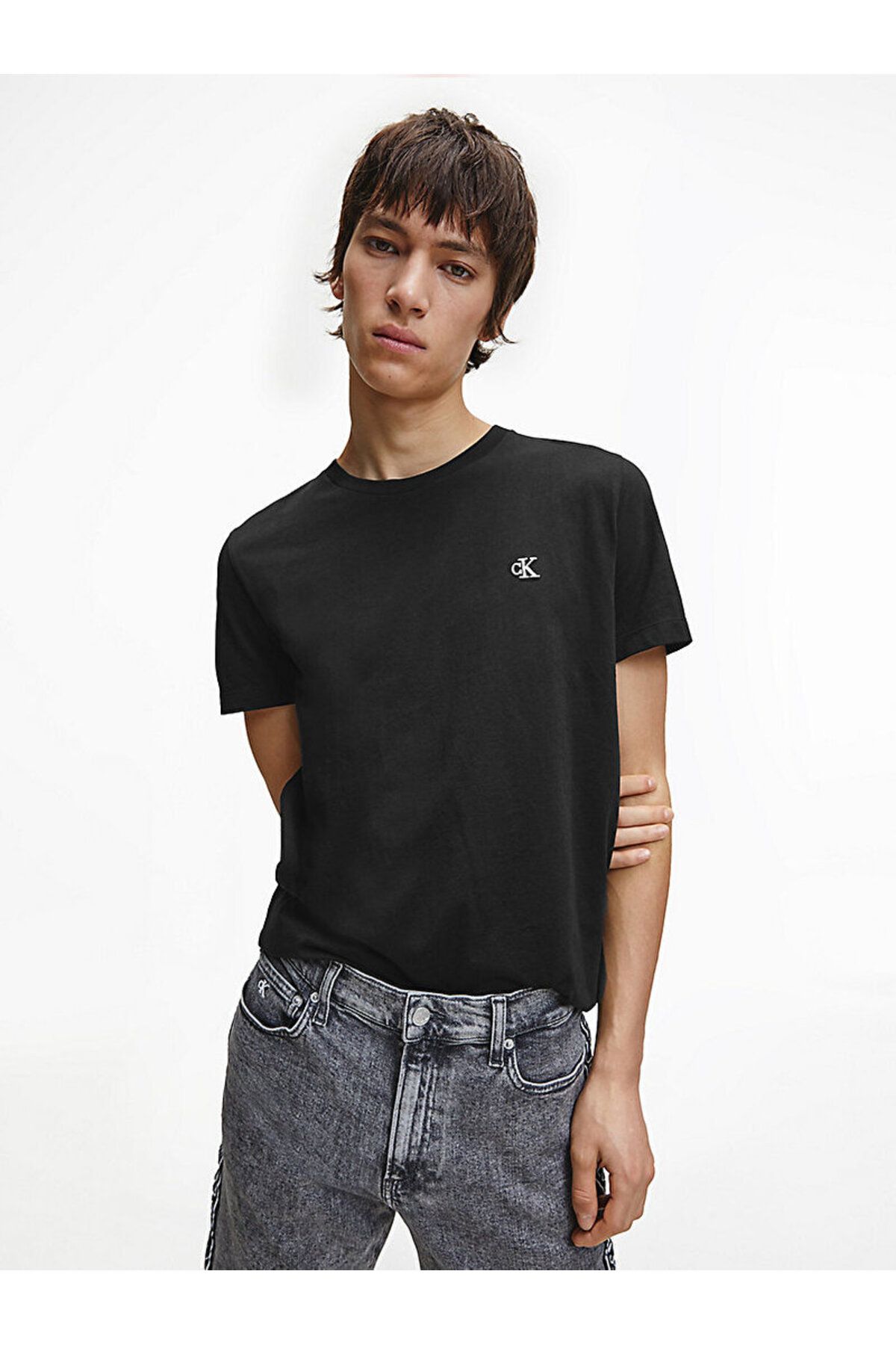 Calvin Klein Erkek Nakışlı Logo Organik Pamuklu Slim Fit Bisiklet Yaka Kısa Kollu Siyah T-shirt J30j