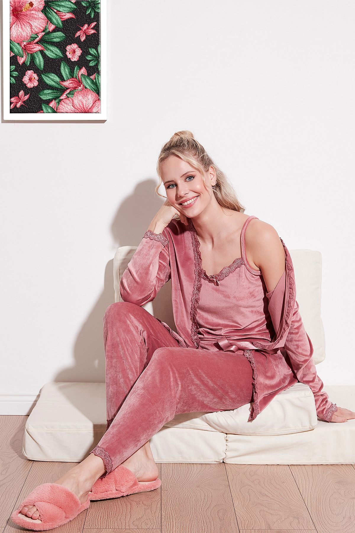 Lela Regular Fit Dantelli Yumuşak Dokulu Sabahlıklı Kadife Pijama Takımı PİJAMA TAKIMI 6095545