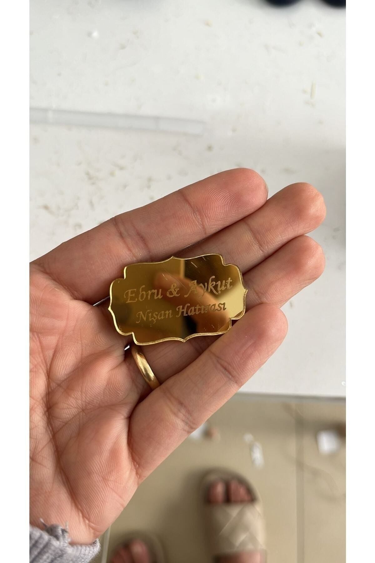 Seyyar Atölye Kişiye Özel 60 Adet Isimli 4 X 2,5 Cm Aynalı Gold Yapışkanlı Pleksi