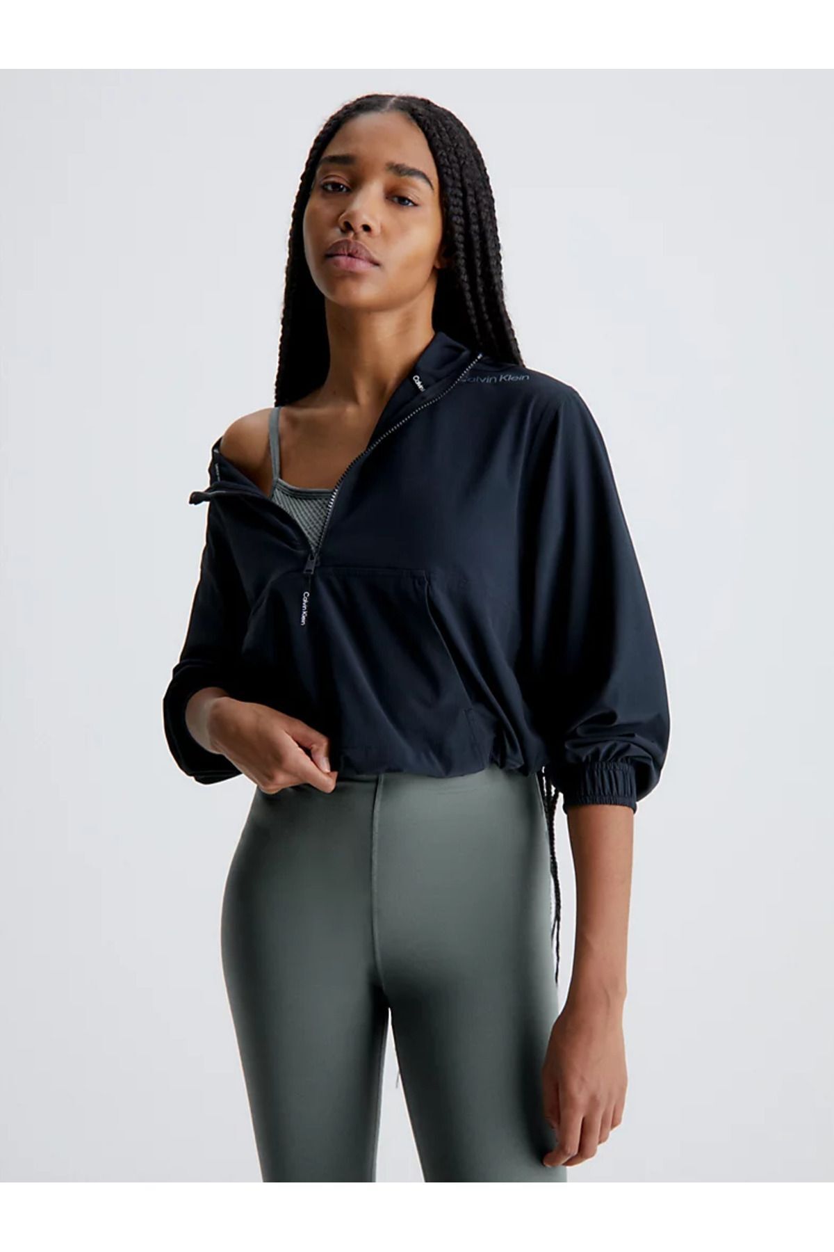 Calvin Klein Kadın Marka Logolu Marka Detaylı Yarım Fermuar Hafif Yırtılmaz Kumaş Logolu Elastik Manşetli Siyah M