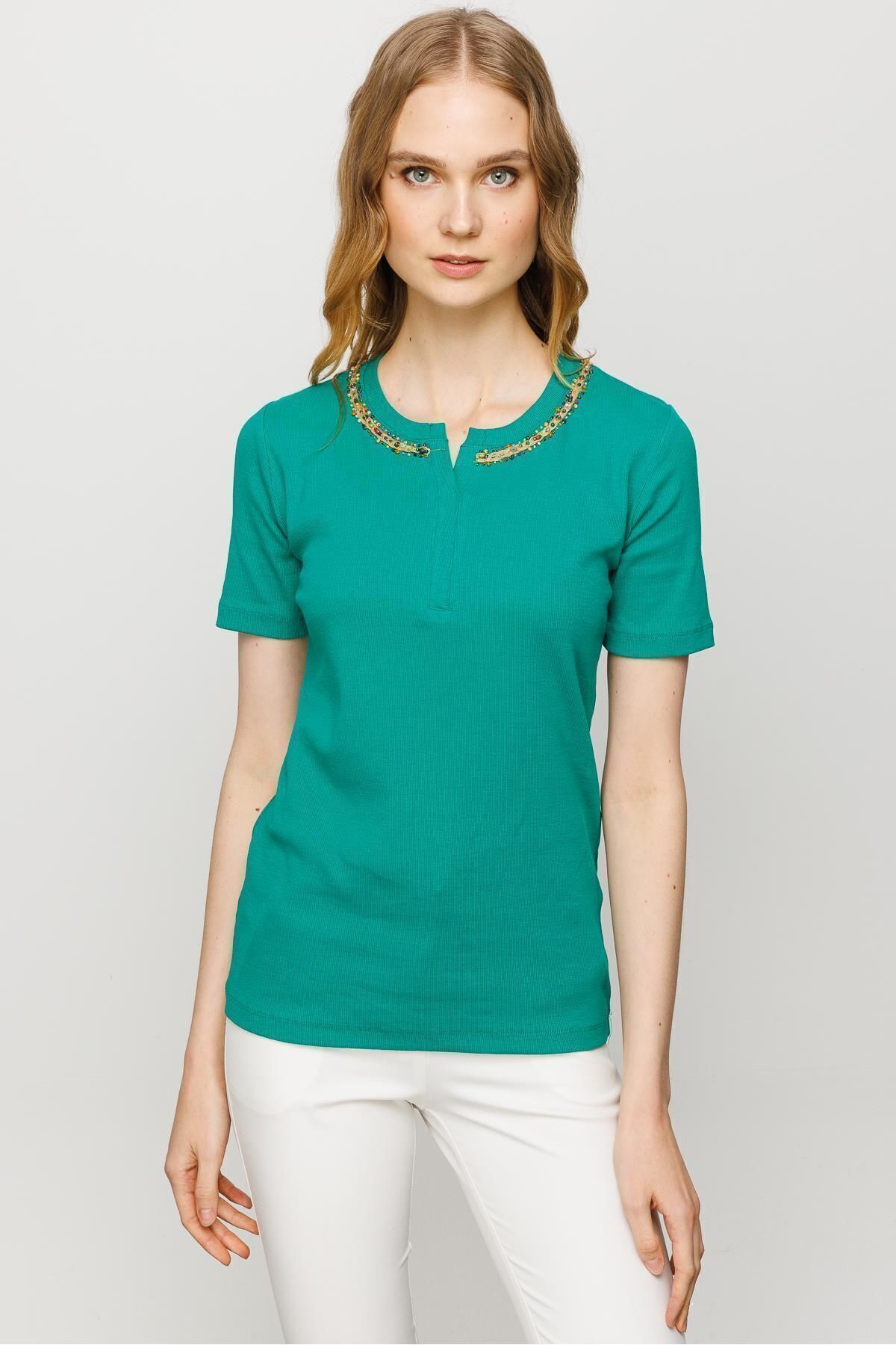 Desen Triko Kadın Yakası I?şlemeli Kaşkorse Pamuk T-shirt Yeşil