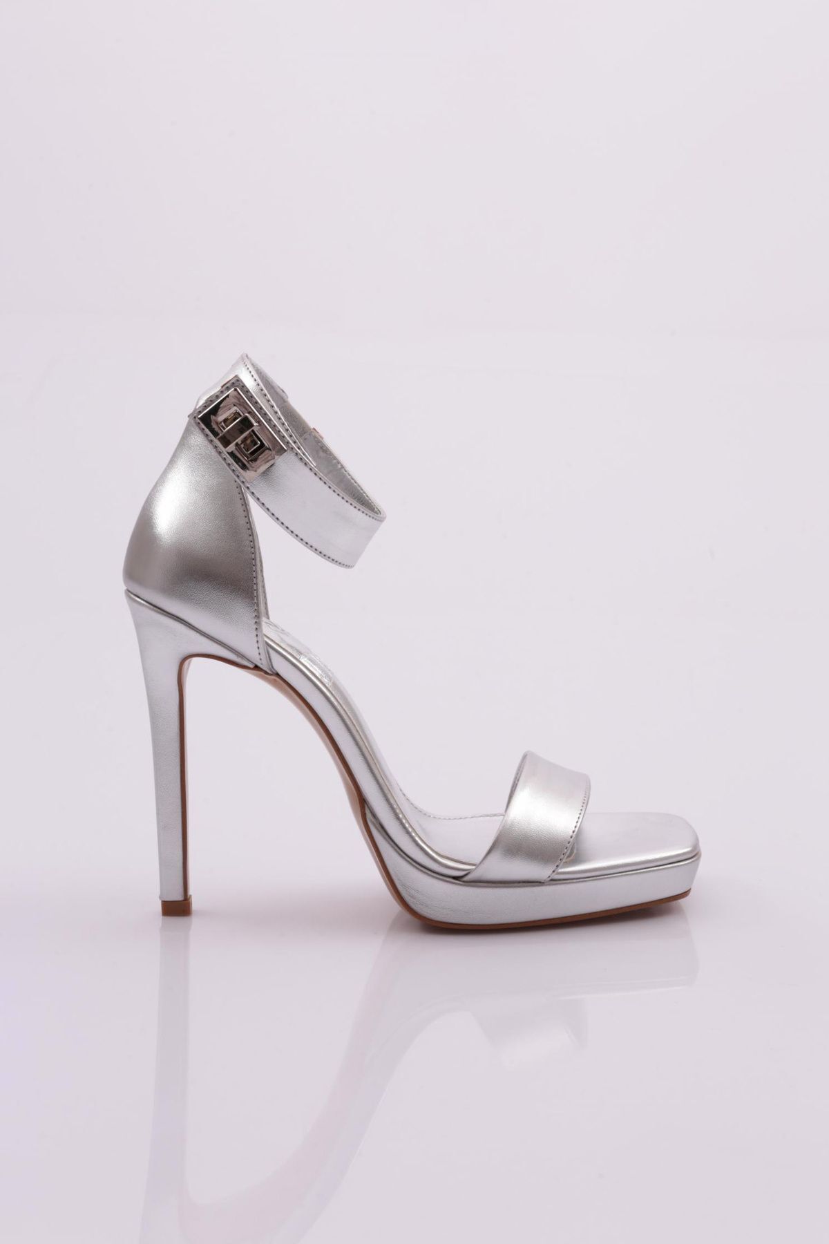 Dgn 1024 Kadın Bilekten Bağlama Topuklu Ayakkabı Gümüş Metalik