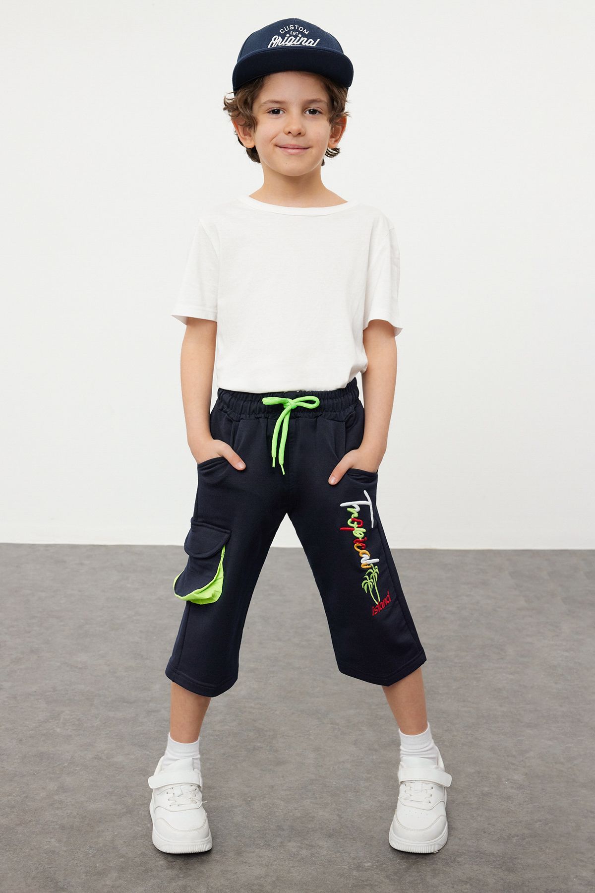 TRENDYOLKIDS Lacivert Erkek Çocuk Baskılı Kapri Boy Örme Şort TKDSS24SR00003