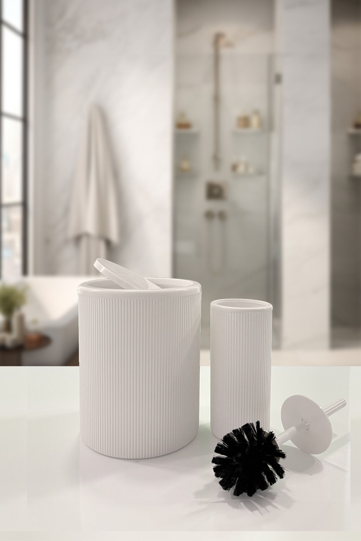 Tugomer 2'li Banyo Seti -Stil Yuvarlak Dokunmatik Pratik Kapaklı Çizgili Banyo Çöp Kovası - Fırça Seti Beyaz