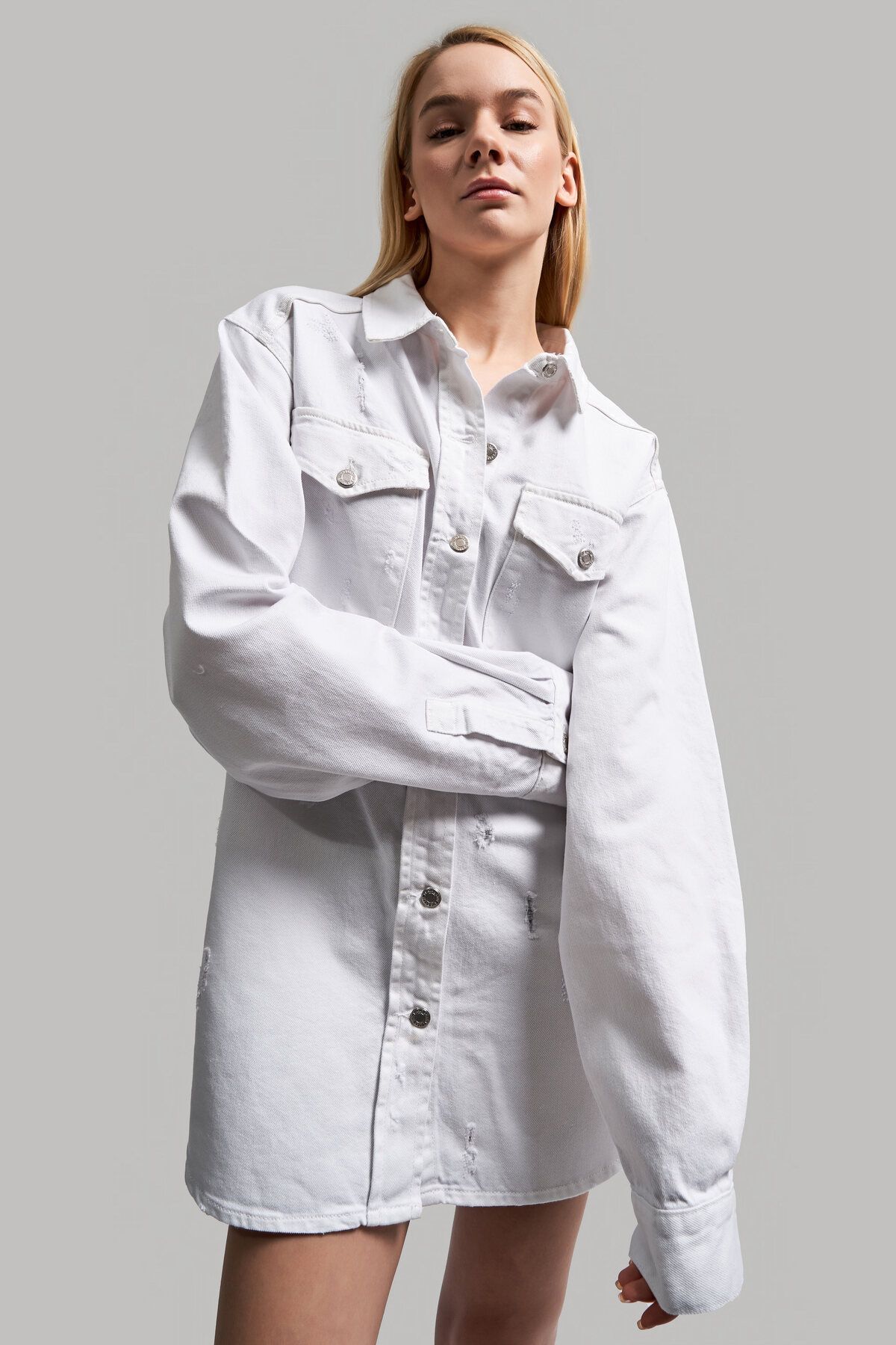 its basic Kadın Beyaz Renk Yırtık Detaylı Oversize Denim Ceket Gömlek