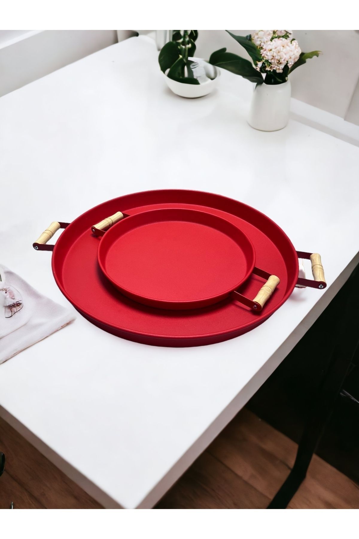kitchen trend 2'li Ahşap Kulplu 45 cm Kırmızı Metal Tepsi ve 37 Cm Kırmızı Kahve Sunum Tepsisi