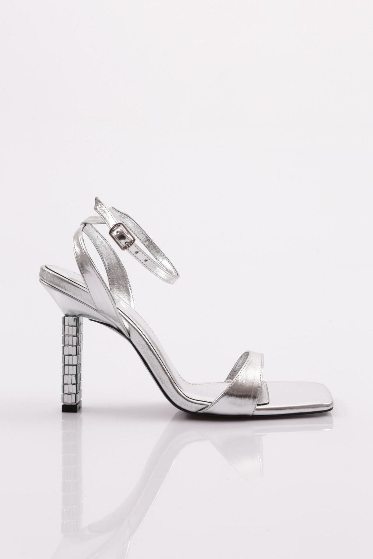 Dgn 9011 Kadın Bilekten Bağlama Tek Şerit Topuklu Ayakkabı Gümüş Metalik