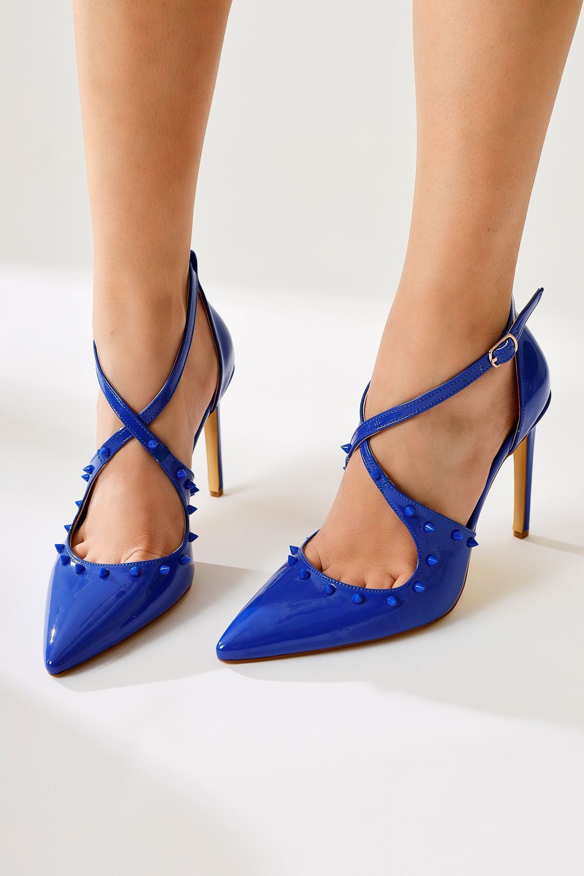 Limoya Tinde Mavi Sivri Burunlu Perçin Detaylı İnce Topuklu Ayakkabı