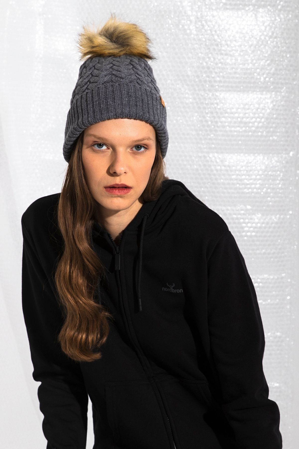 Nordbron Kadın Gri Kışlık Bere Basic Deely Kürk Ponponlu Renkli Logo Detaylı Triko Düz Akrilik Yumuşak