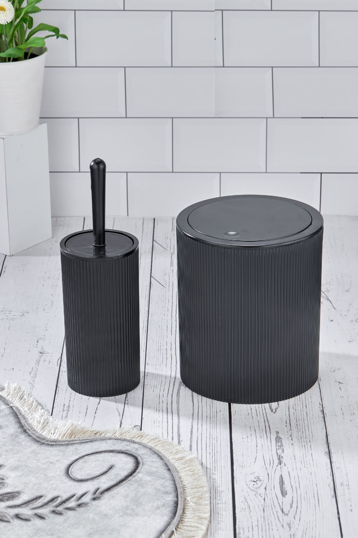 Tugomer 2'li Banyo Seti -Stil Yuvarlak Dokunmatik Pratik Kapaklı Çizgili Banyo Çöp Kovası - Fırça Seti Siyah