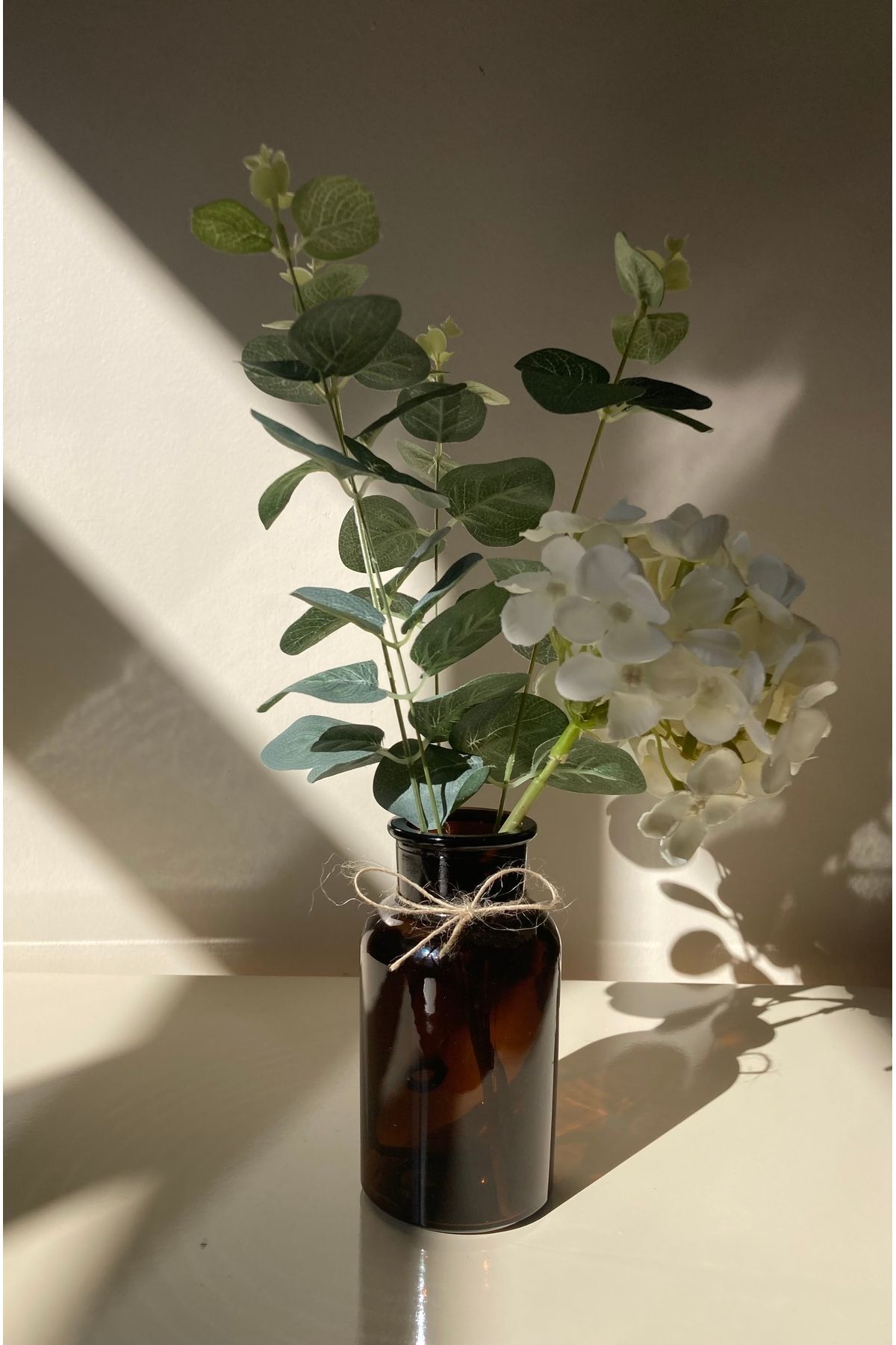 Minika Yapay Çiçekli Amber Cam Vazo