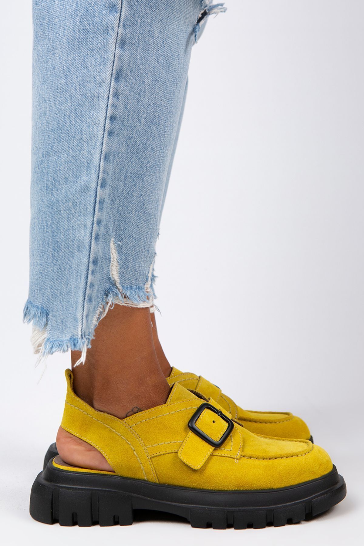 Manijero Rayne Kadın Hakiki Deri Tokalı Kemerli Sarı Süet Sandalet