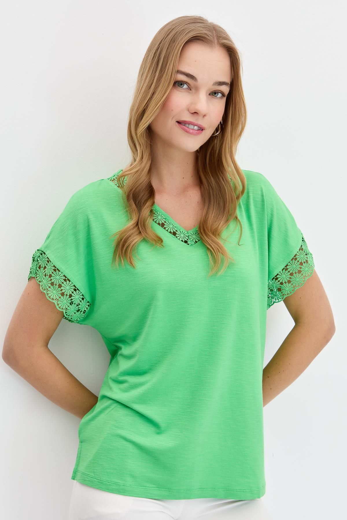 Desen Triko Kadın V Yaka Yakası ve Kol Ucu Dantelli Tshirt Yeşil