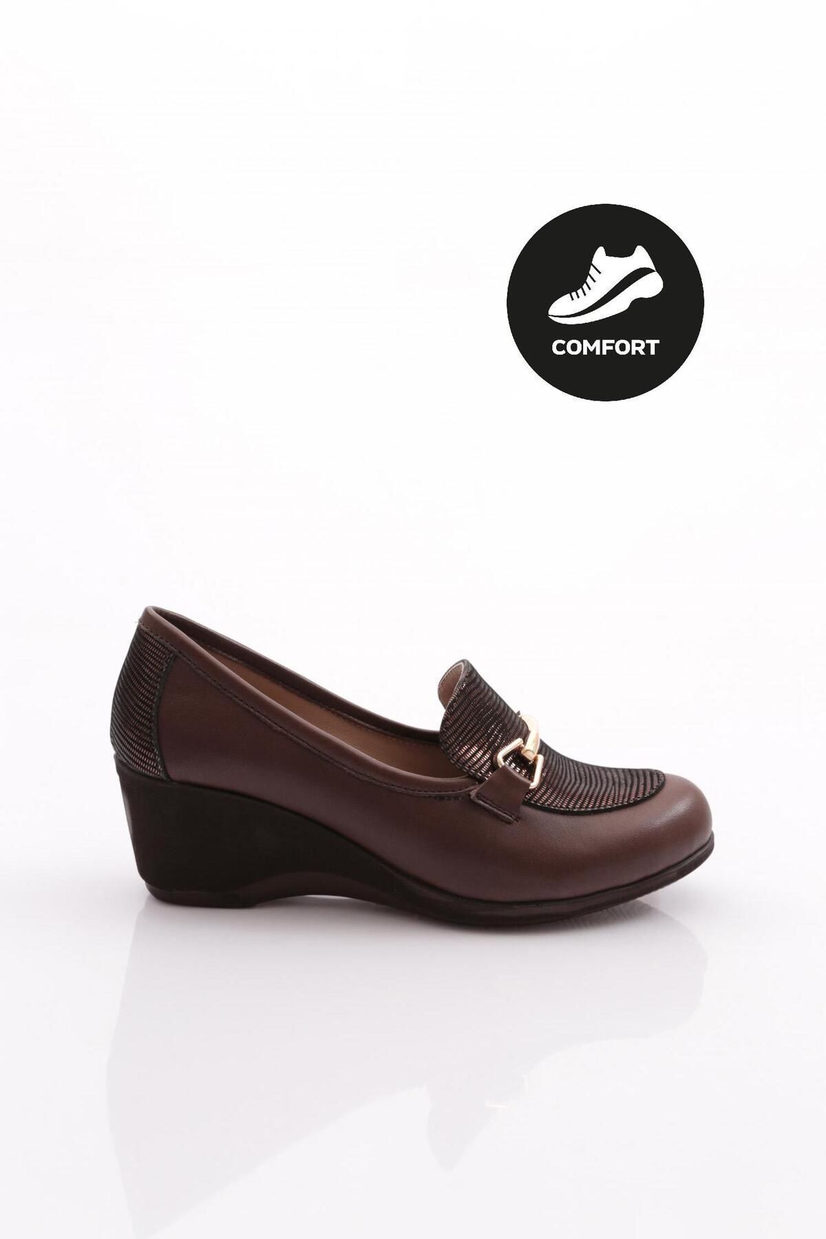 Dgn 2352 Kadın Metal Aksesuarlı Comfort Ayakkabı Hakiki Deri Kahve