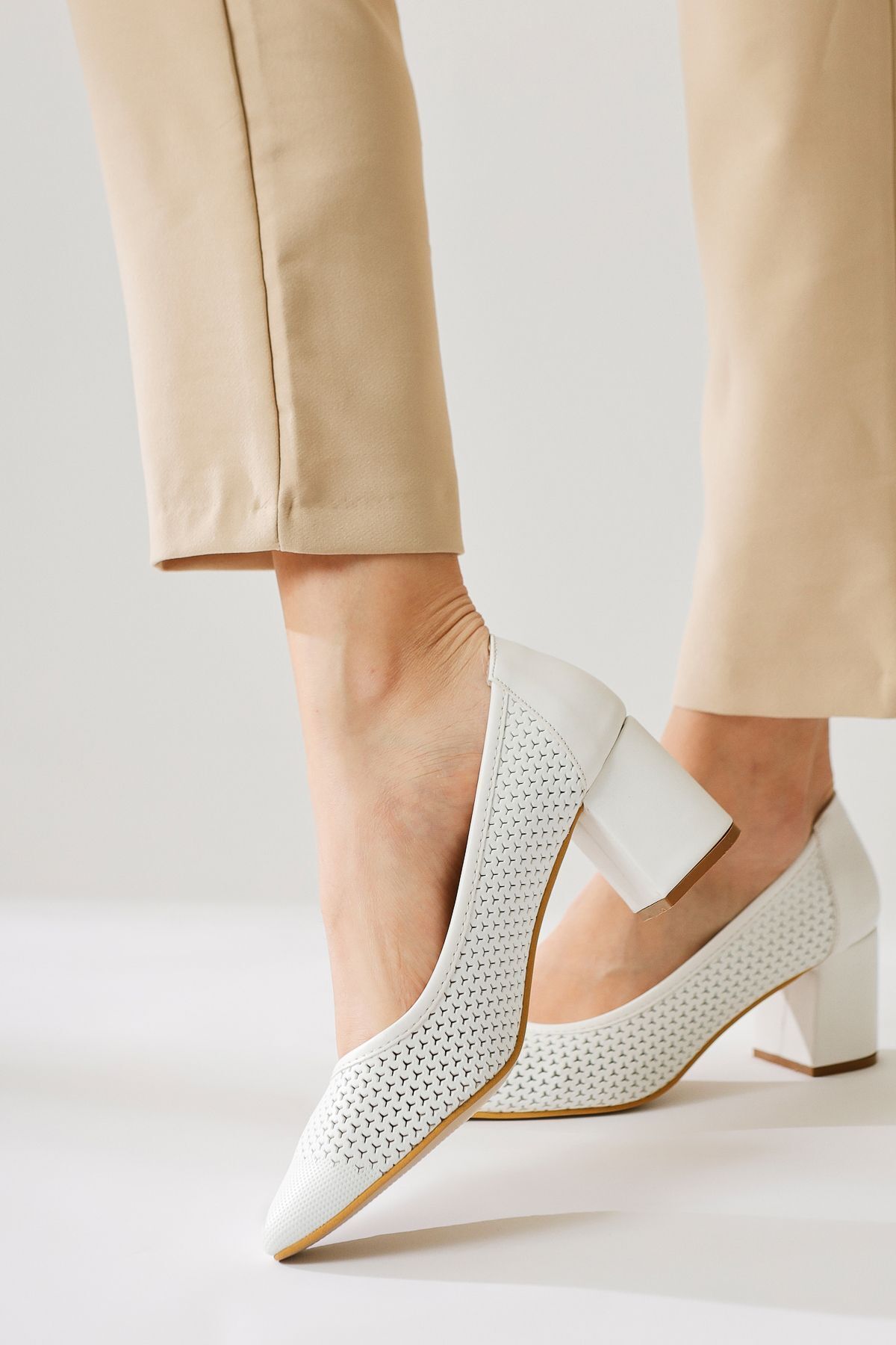 Limoya Nazneen Beyaz Sivri Burunlu Desenli Topuklu Ayakkabı