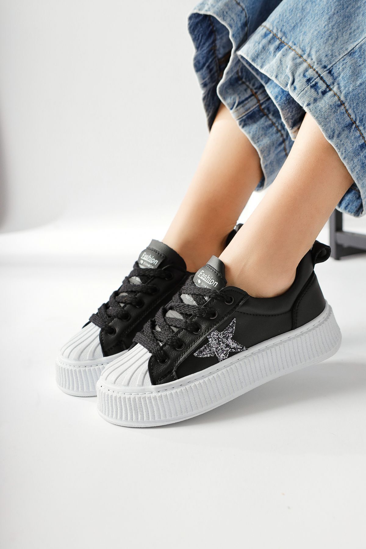 Limoya Lilita Siyah Payetli Yıldız Patchli Beyaz Tabanlı Sneakers
