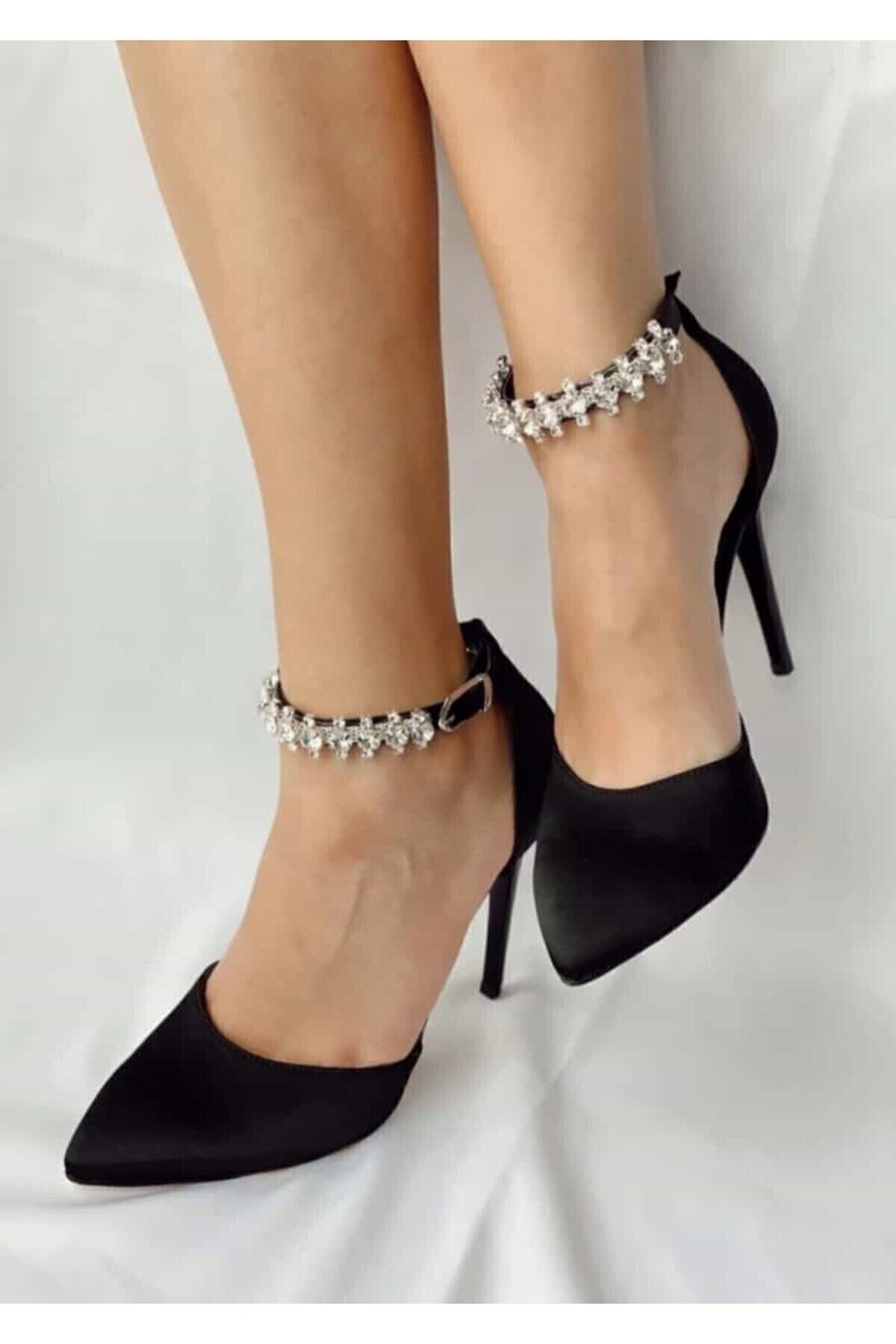 Maldari Siyah Saten Gümüş Taşlı Bantlı Topuklu Ayakkabı