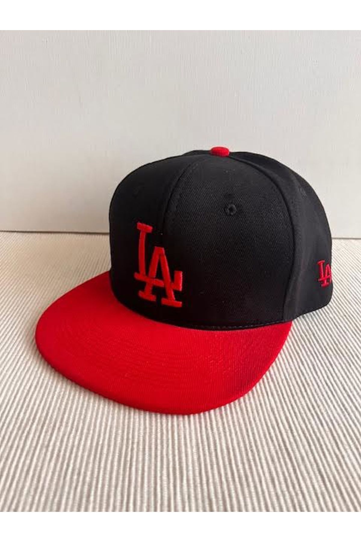 CosmoOutlet La Los Angeles Logolu Arkasından Ayarlanabilir Unisex Kırmızı Siyah Hip Hop Şapka