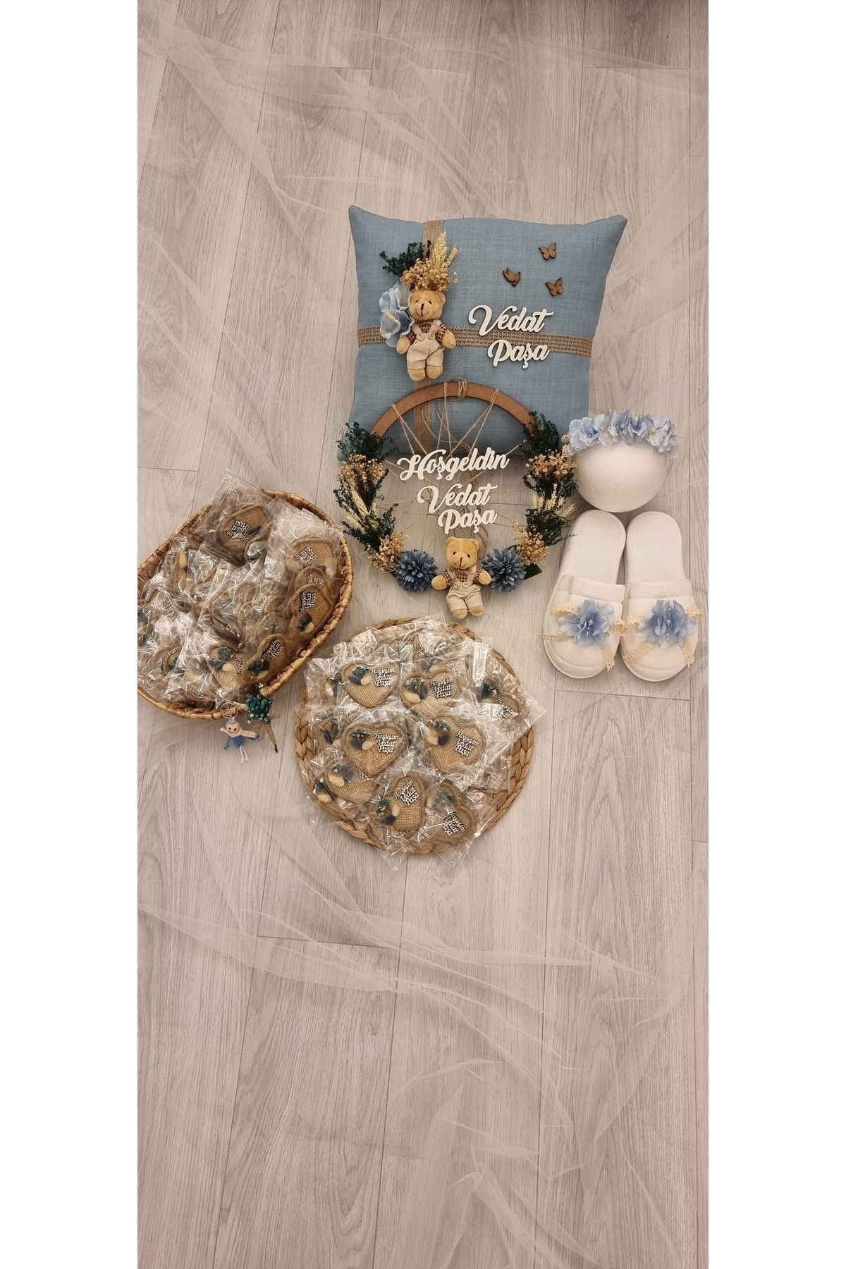 ALMİRA BABY DESİGN BY YASEMİN US Mavi Çiçek Süslemeli Ayıcıklı Takı Yastığı,ahşap Kapı Süsü,lohusa Taç Seti Ve 15 Adet Kalpli Magnet