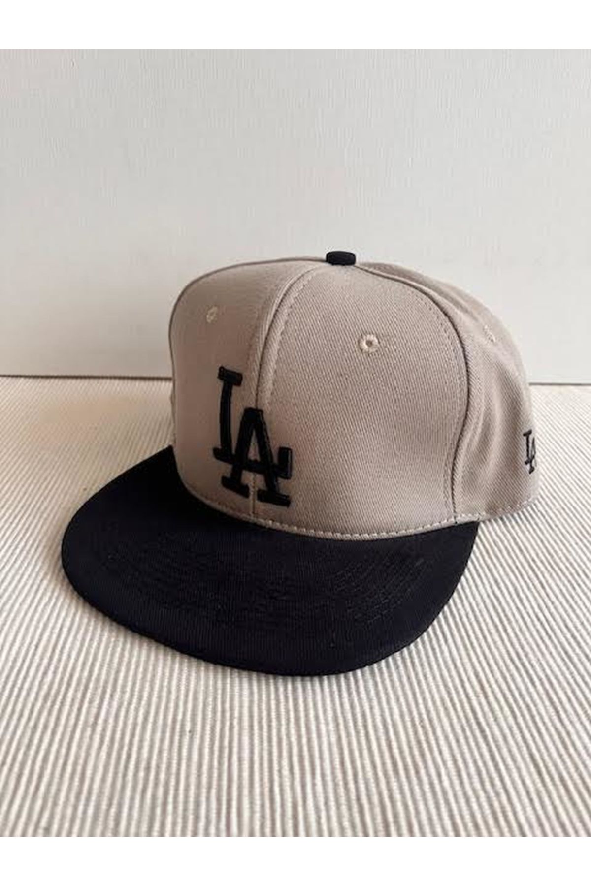 CosmoOutlet La Los Angeles Logolu Arkasından Ayarlanabilir Unisex Siyah Bej Hip Hop Şapka