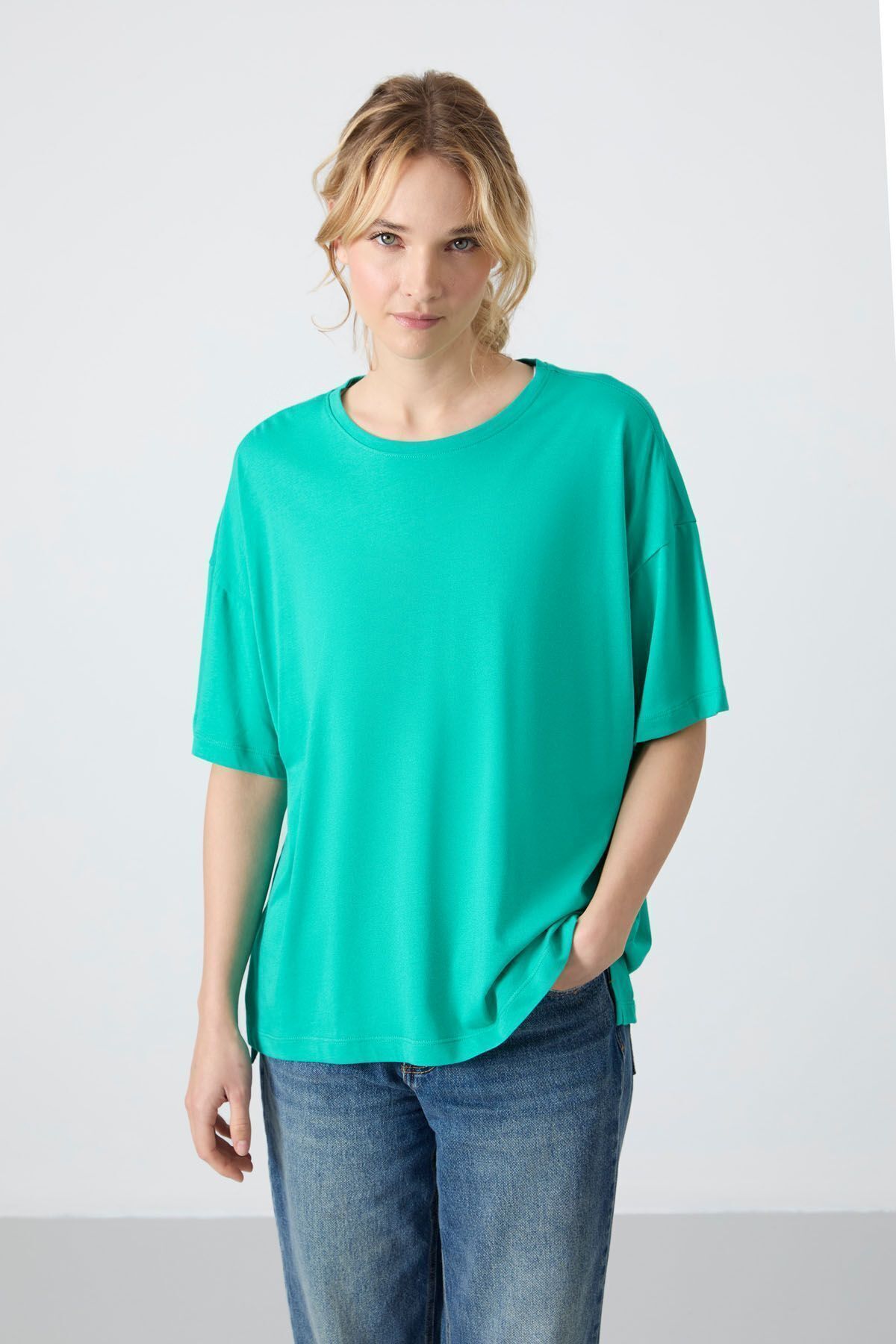 TOMMY LIFE Deniz Yeşili Penye Modal Yumuşak Tuşeli Oversize Fit Basic Kadın T-Shirt- 97285