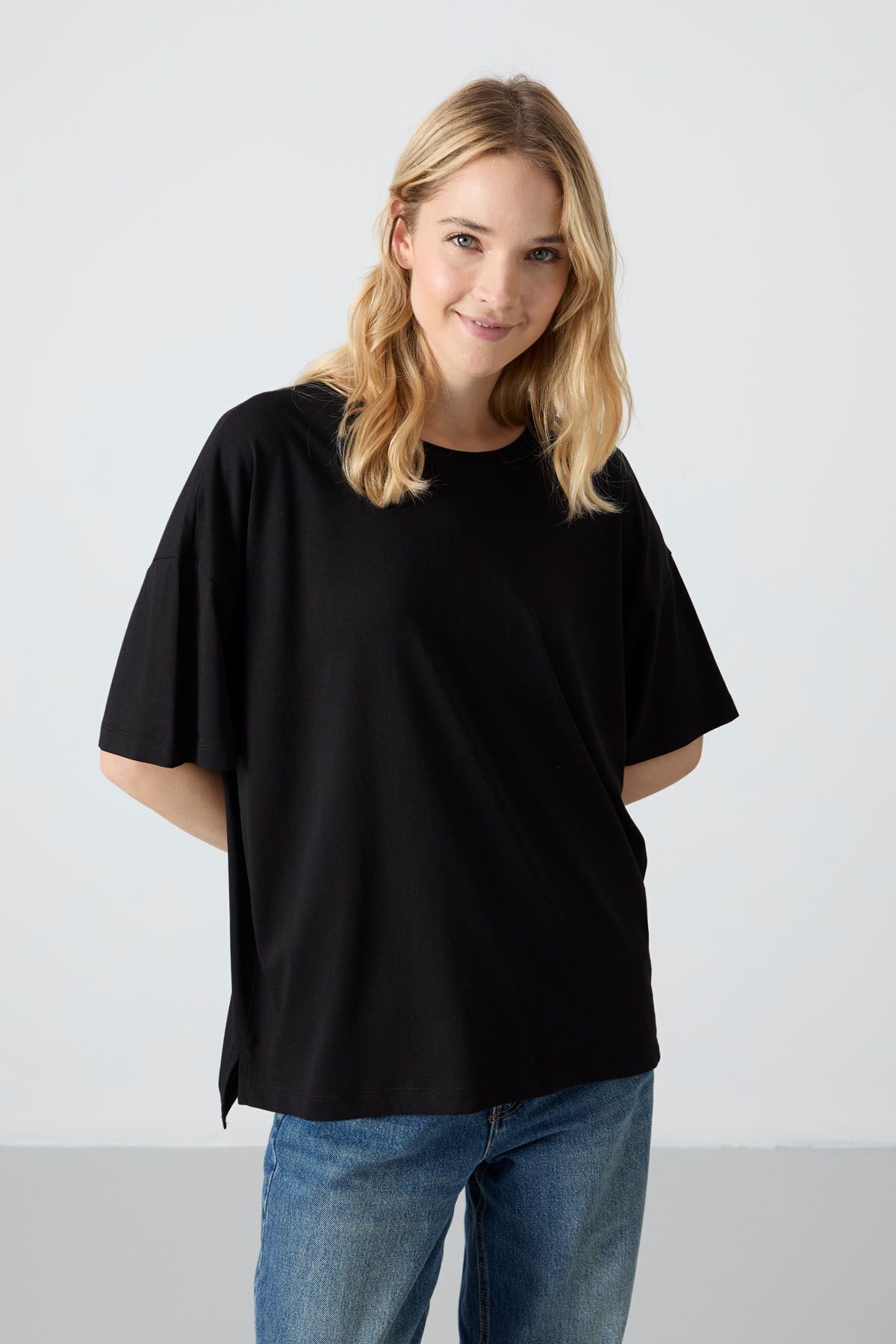 TOMMY LIFE Siyah Penye Modal Yumuşak Tuşeli Oversize Fit Basic Kadın T-Shirt- 97285