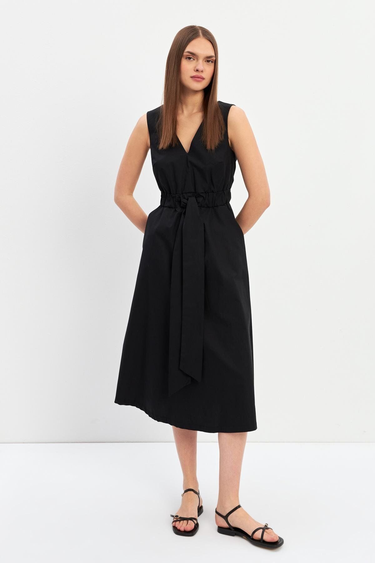 Setre Siyah Bağlama Detaylı V Yaka Maxi Elbise