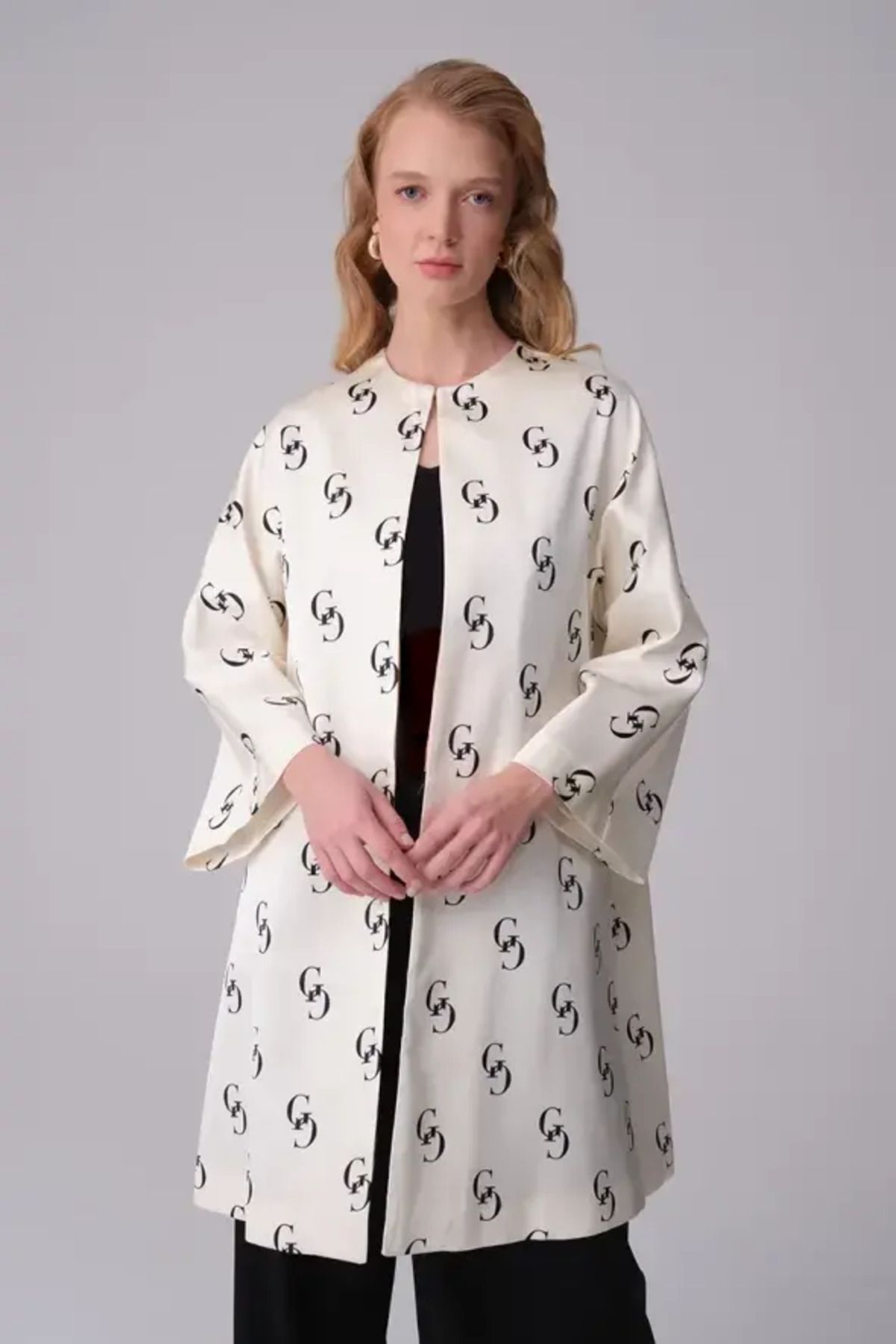 Gusto Monogram Saten Kaftan - Ekru