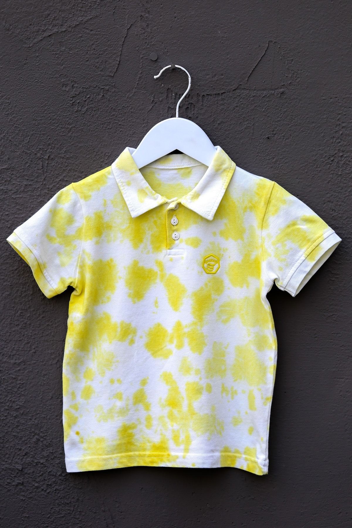 indokids Erkek Çocuk Sarı Gömlek Yaka Düğme Detaylı Nakışlı Batik Desenli Tshirt IND999961