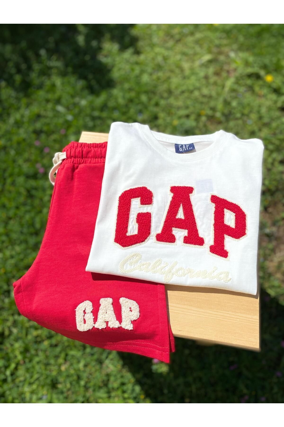 GAP Punch İşlemeli Erkek Çocuk Şortlu Gap Takım / Kırmızı