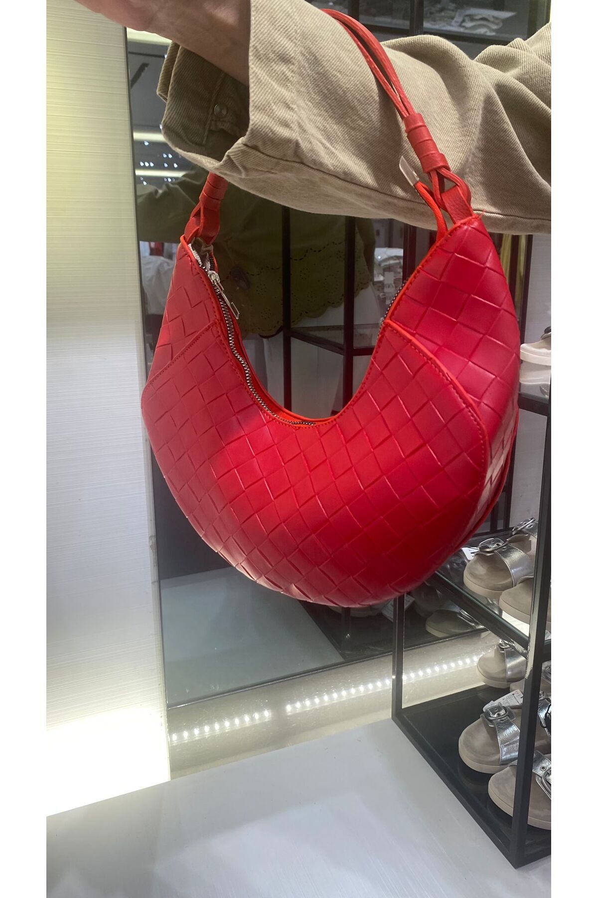 Mercan Stores Kadın Kırmızı Silindir Örgü Desenli El ve Omuz Baget Çanta
