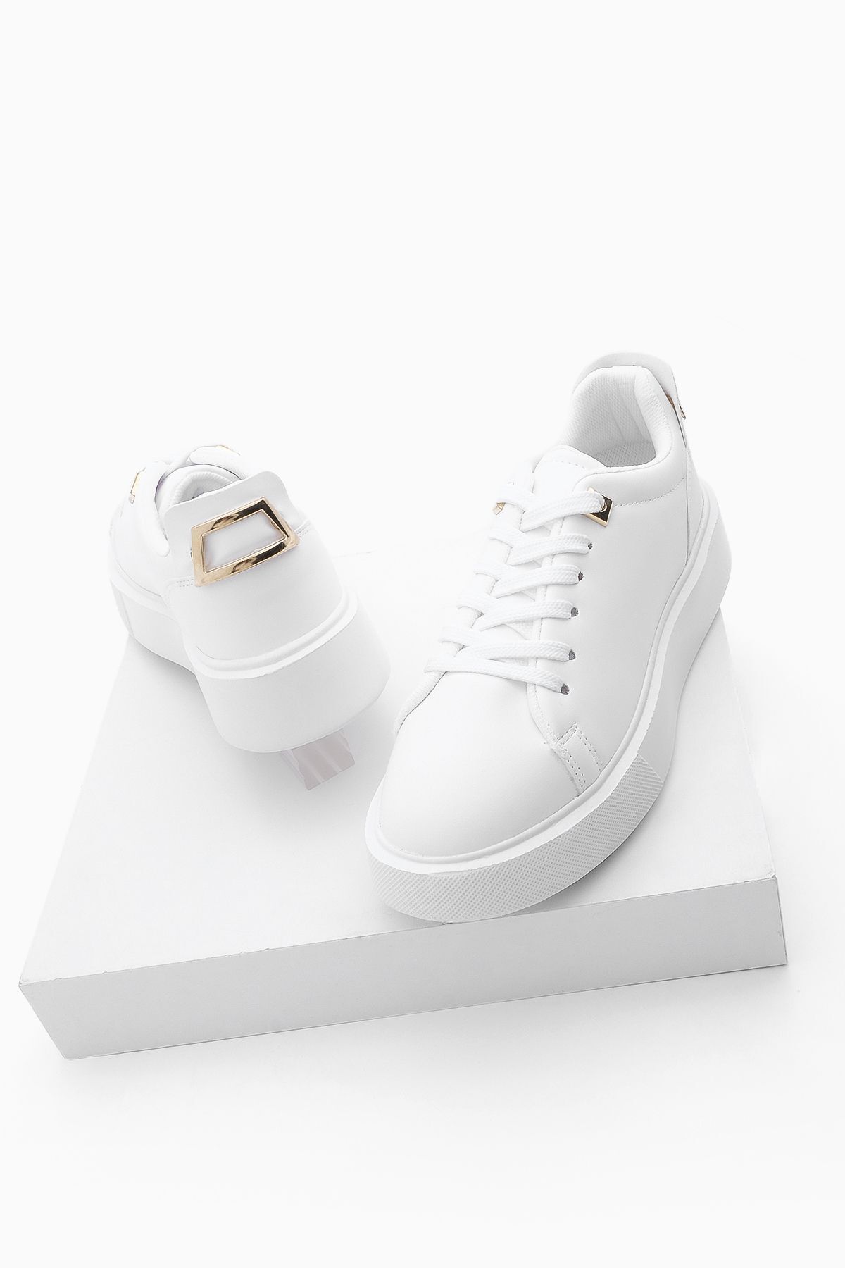 Marjin Kadın Sneaker Kalın Taban Altın Toka Detaylı Bağcıklı Spor Ayakkabı Rofke Beyaz