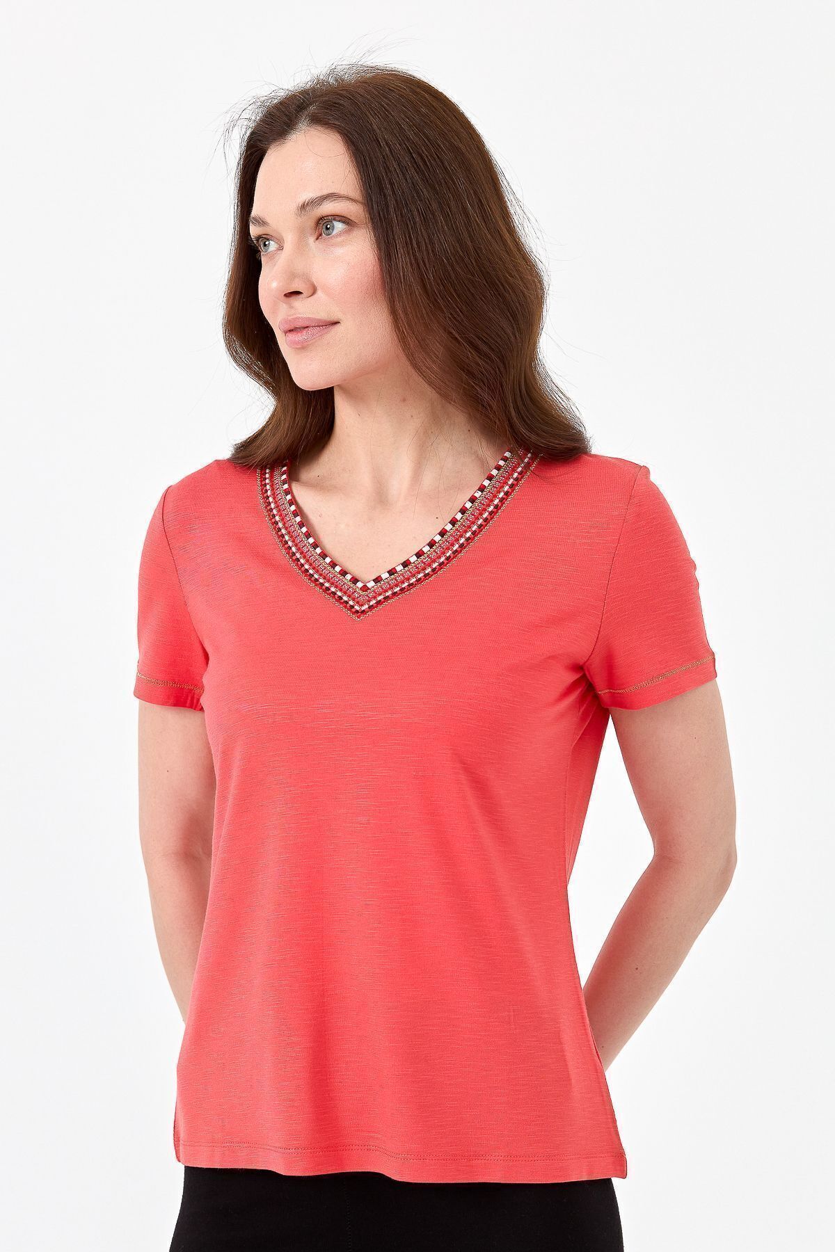 Desen Triko Kadın V Yaka Renkli Nakışlı Penye T-shirt Mercan