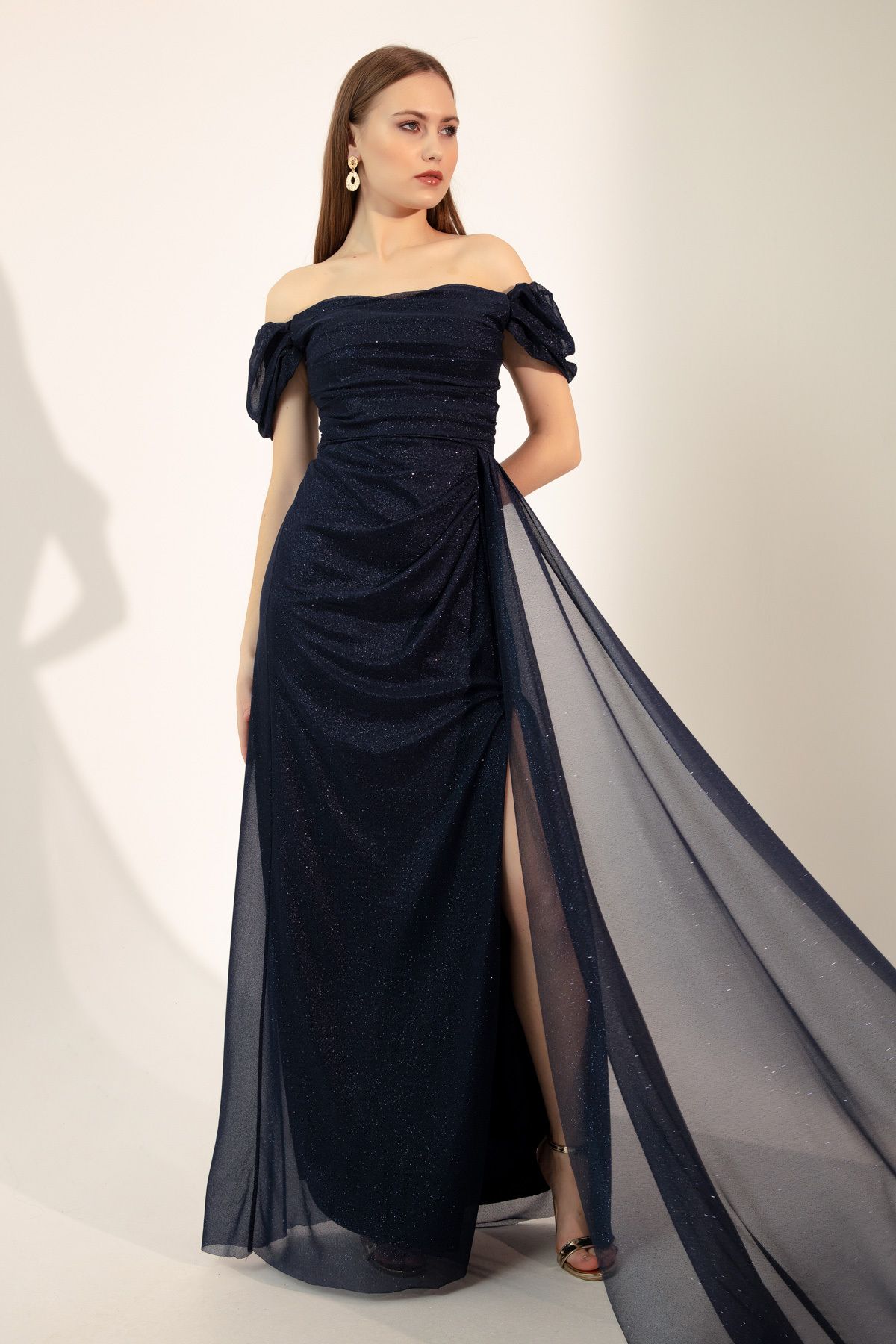OFZE Kadın Lacivert Kayık Yaka Drapeli Yırtmaçlı Uzun Simli Abiye Elbise