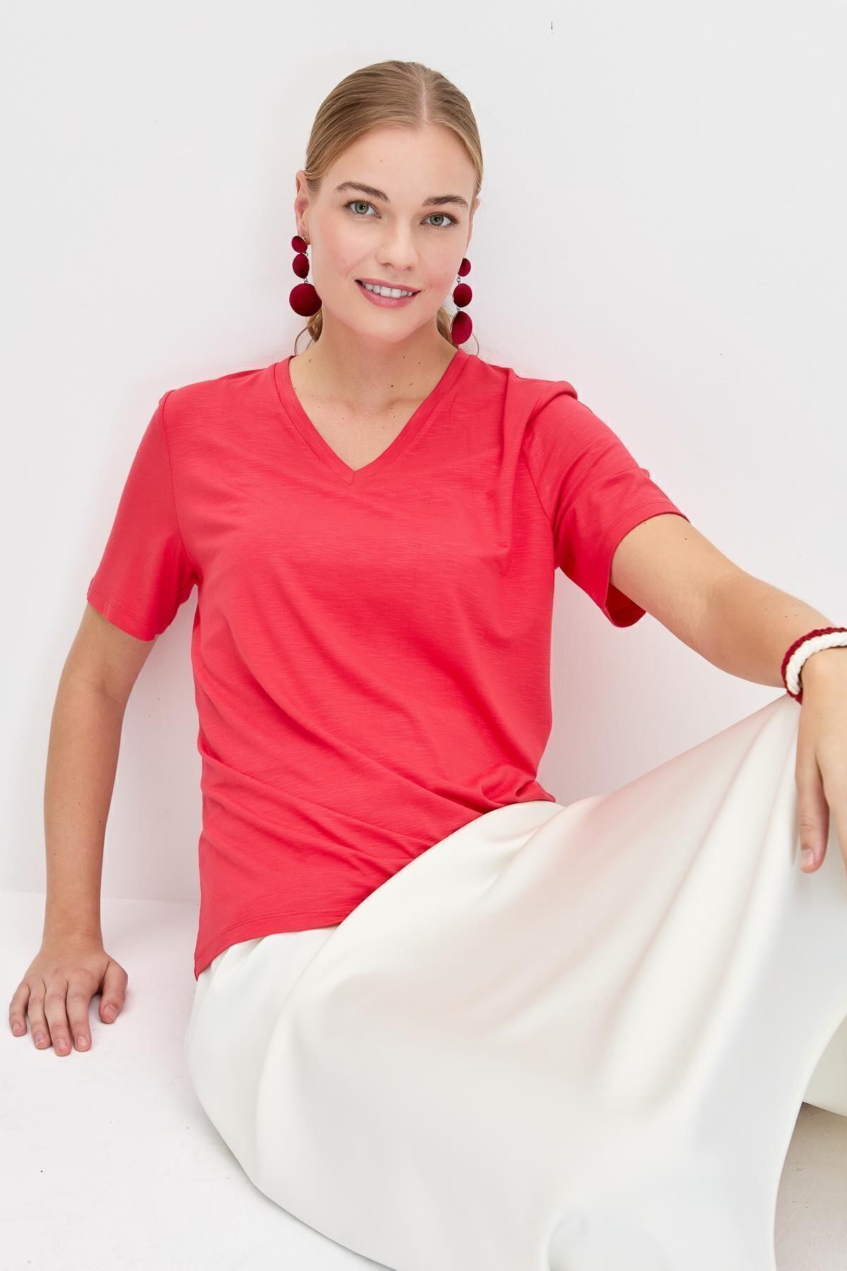 Desen Triko Kadın V Yaka Flamlı Kumaş Basic Tshirt Mercan