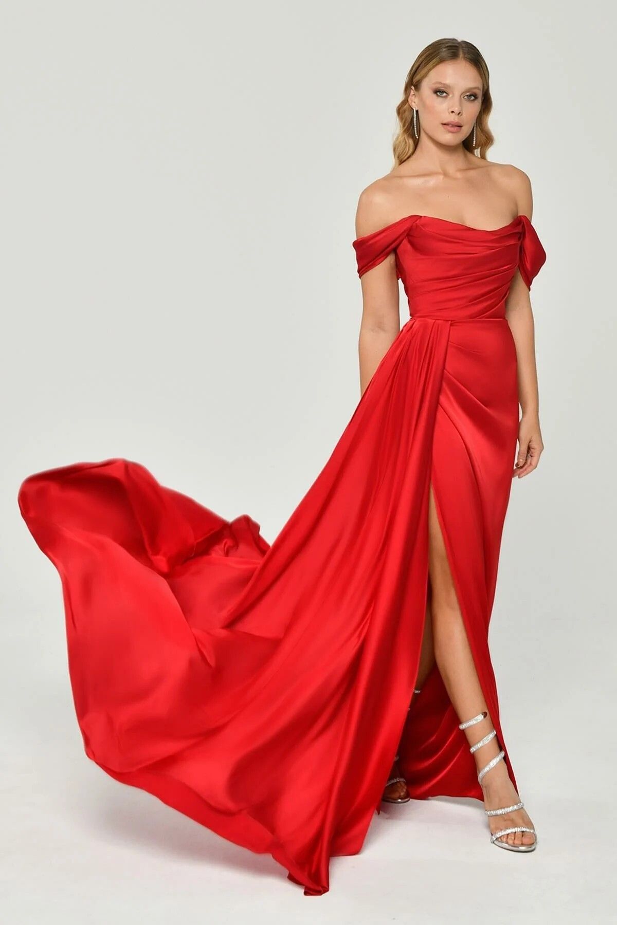 ALFABETA Kadın Düşük Omuz Yandan Yırtmaçlı Saten Uzun Kırmızı Abiye & Mezuniyet Elbisesi Ab5649-kır