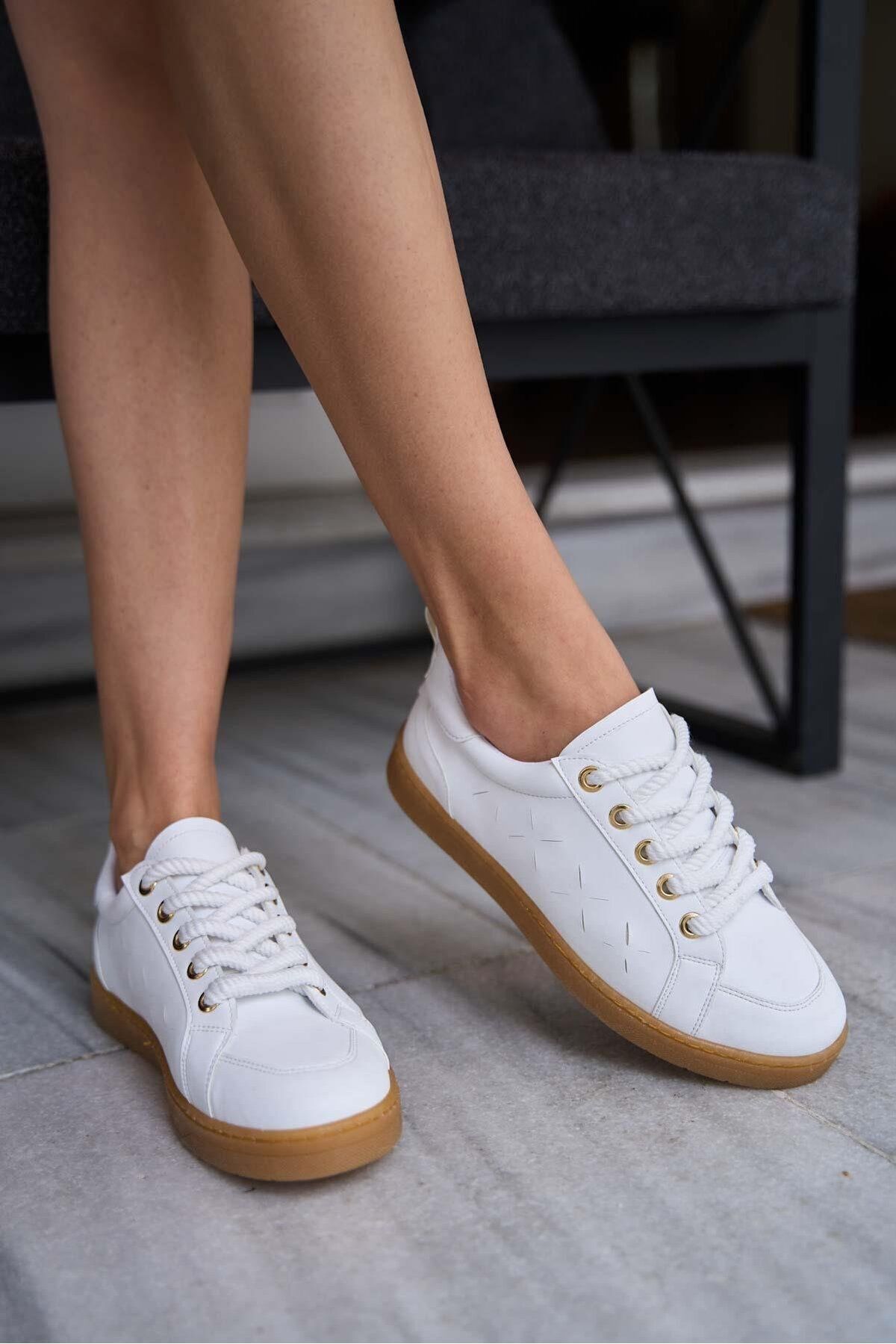 Madamra Beyaz Kadın Kalın Bağcıklı Deri Görünümlü Spor Ayakkabı