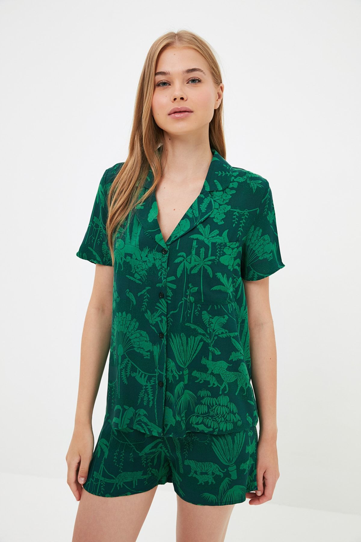 TRENDYOLMİLLA Yeşil Baskı Detaylı Viskon Gömlek-Şort Pijama Takımı THMSS21PT1032