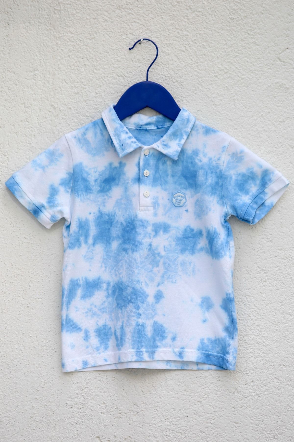 indokids Erkek Çocuk Bebe Mavi Gömlek Yaka Düğme Detaylı Nakışlı Batik Desenli Tshirt IND999962