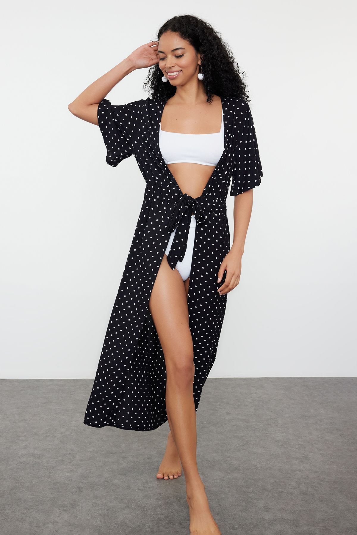 Trendyolmilla Puantiyeli Kuşaklı Maxi Dokuma Bağlamalı Plaj Kimono&Kaftan TBESS24KM00071