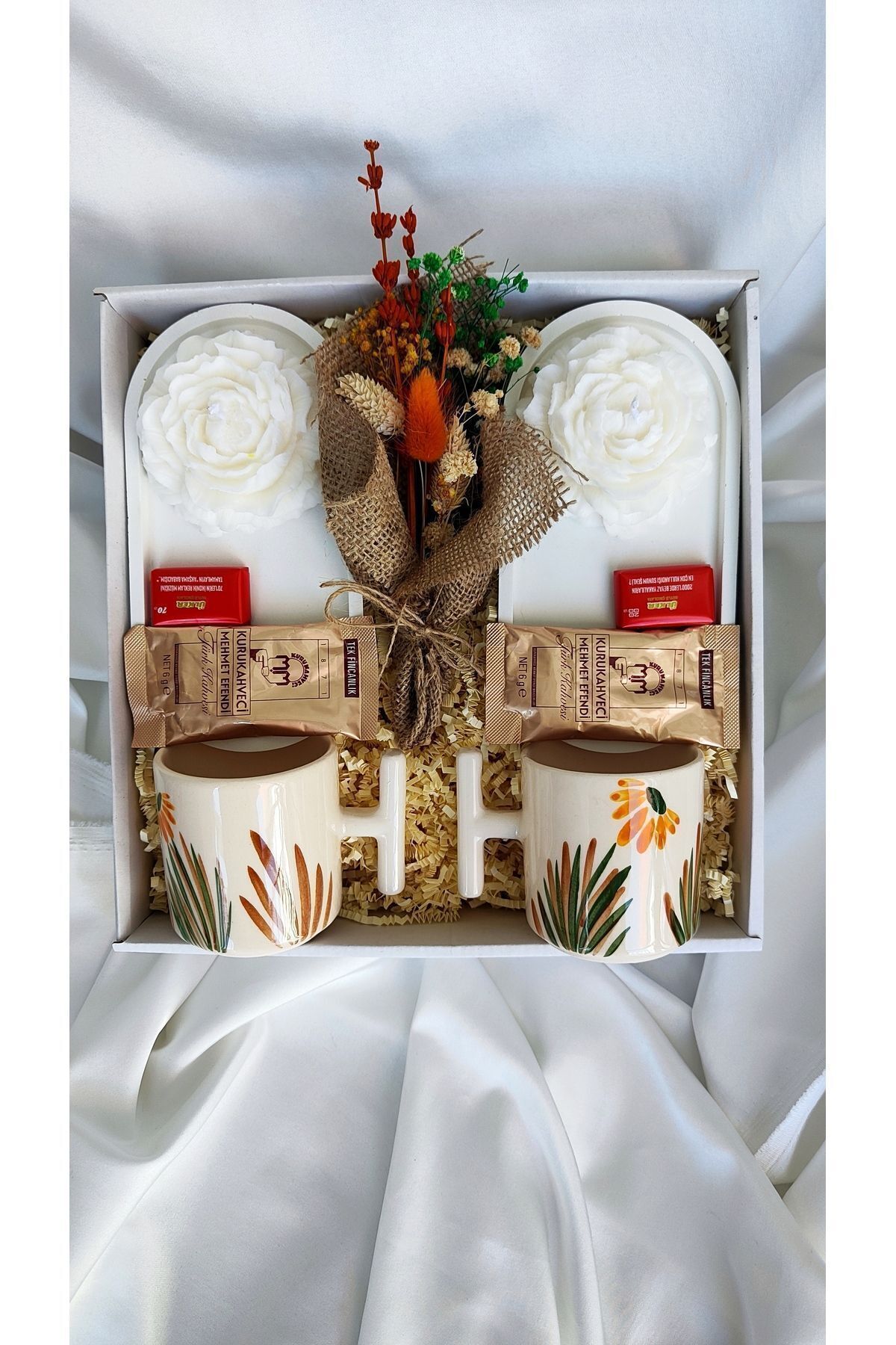 sihirli kutular İkli T Model Seramik Fincan,İkili Sunumluk,İki Adet Mum,Çikolata,Kuru Çiçek Buketi,Kahve Hediye Seti