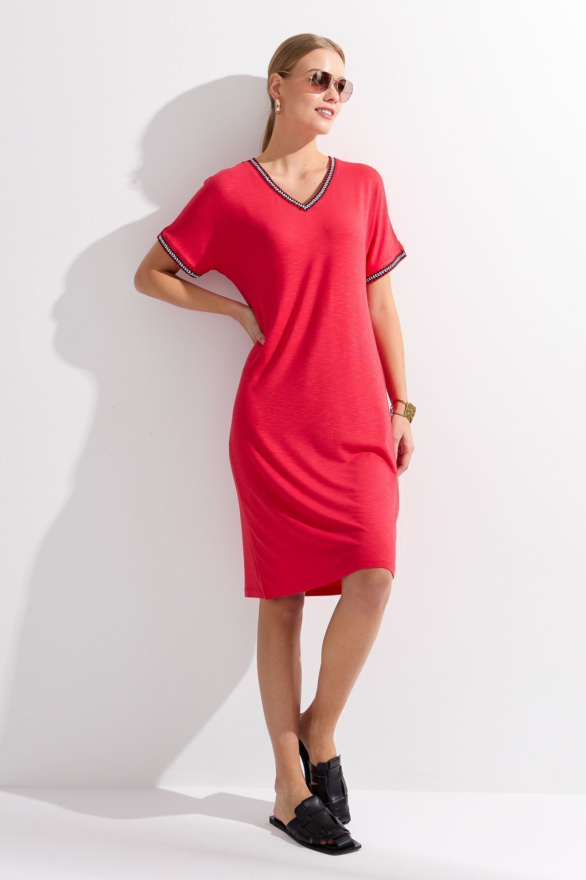Desen Triko Kadın V Yaka Yakası ve Kol Ucu Renkli Penye Elbise Mercan