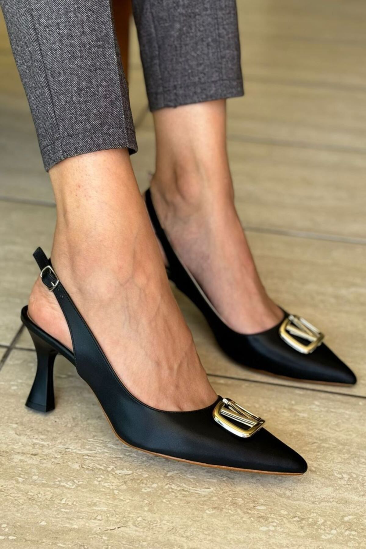 Gökhan Talay Tweety Siyah Cilt Tokalı Orta Topuklu (6 CM) Klasik Topuklu Ayakkabı